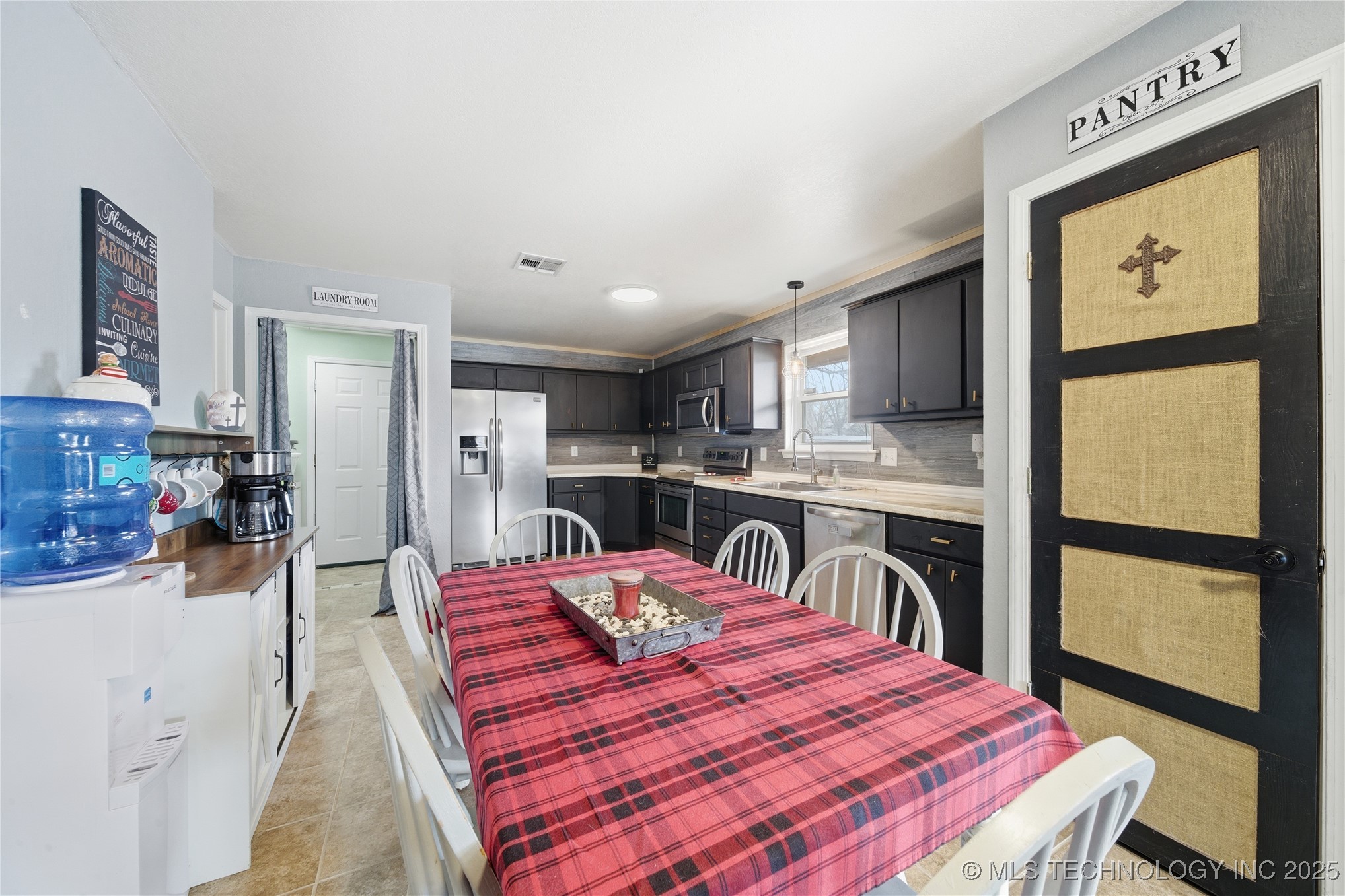 1643 S Oak Avenue Property Photo 9