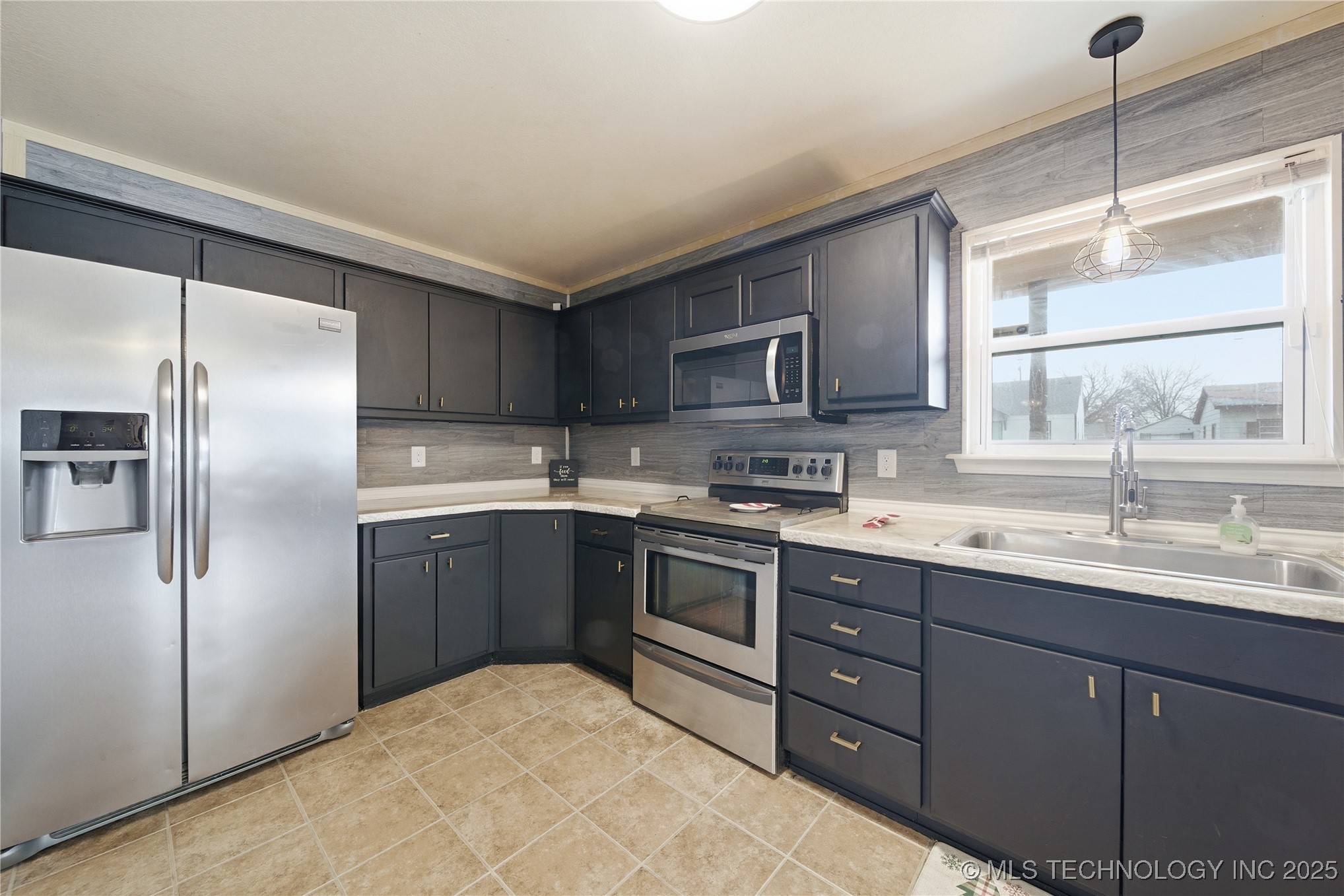 1643 S Oak Avenue Property Photo 10