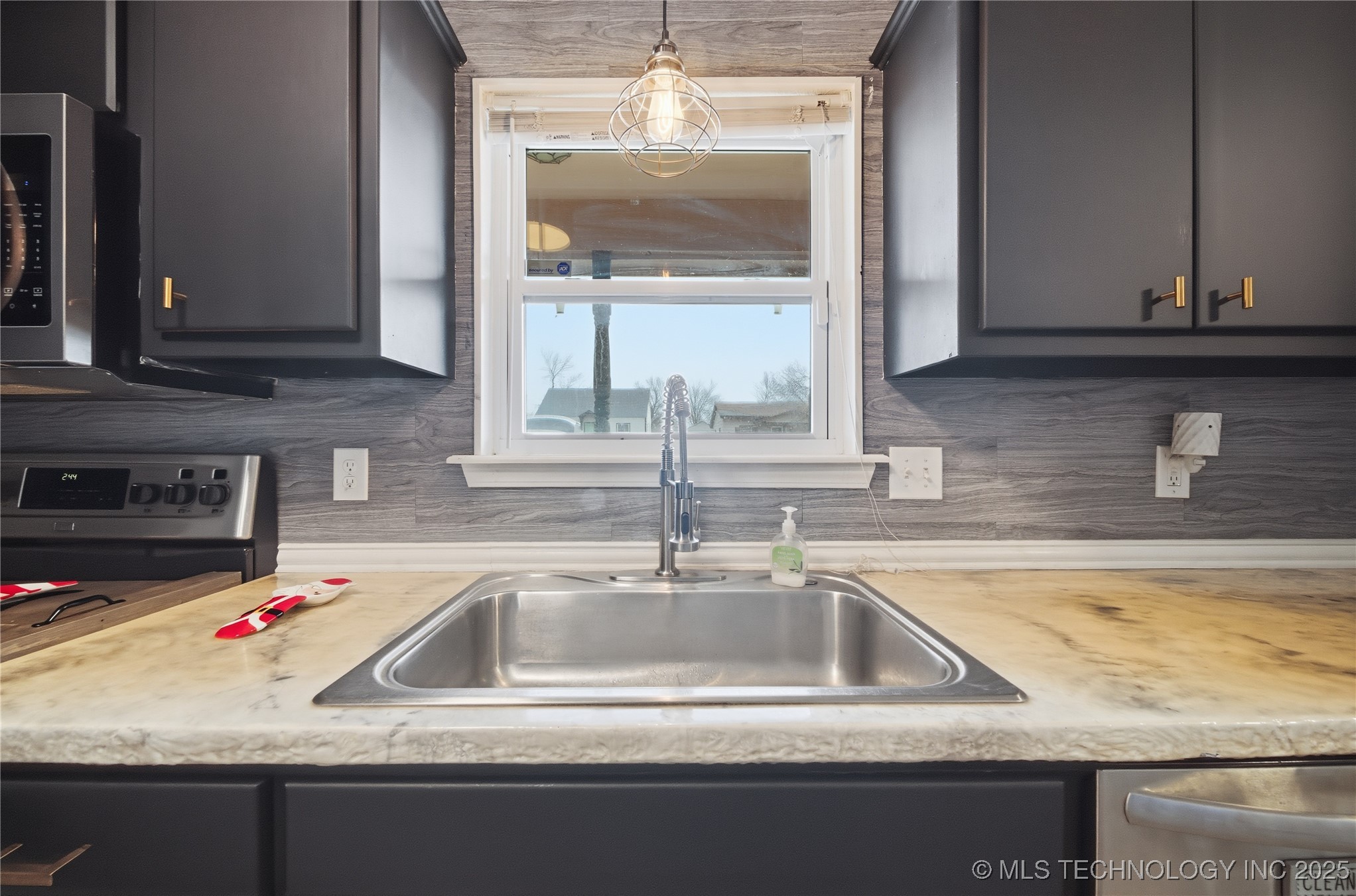 1643 S Oak Avenue Property Photo 11