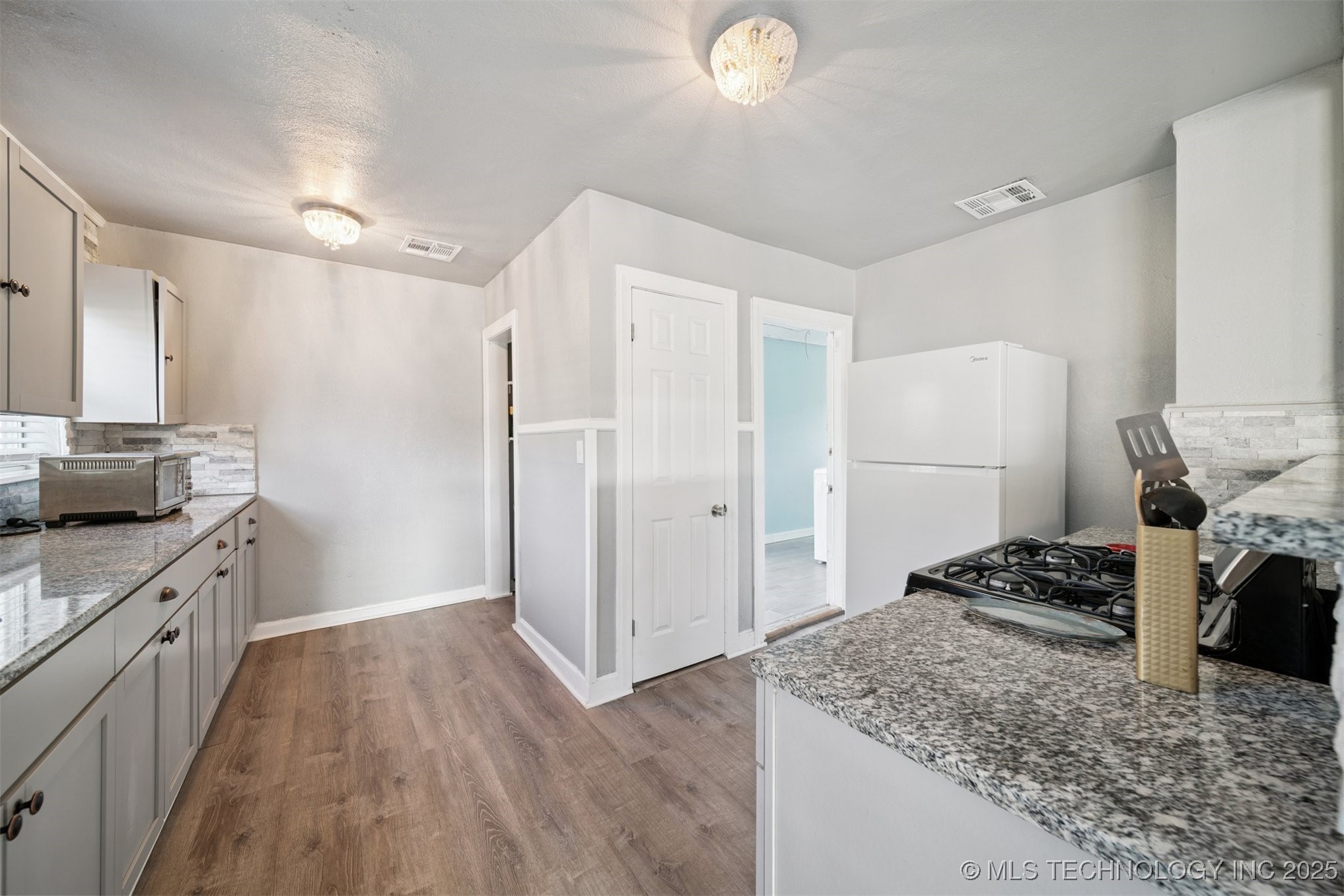 2735 E 1st Street Property Photo 5