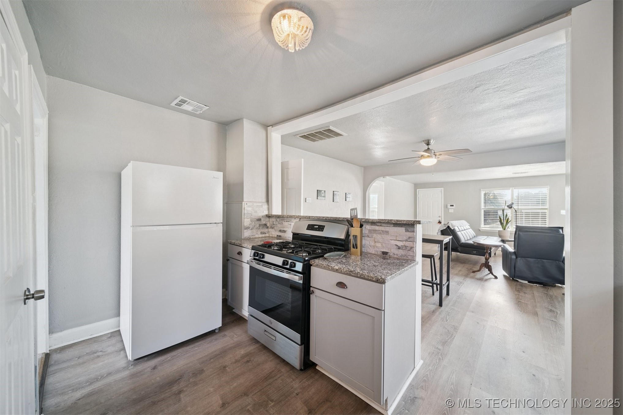 2735 E 1st Street Property Photo 7