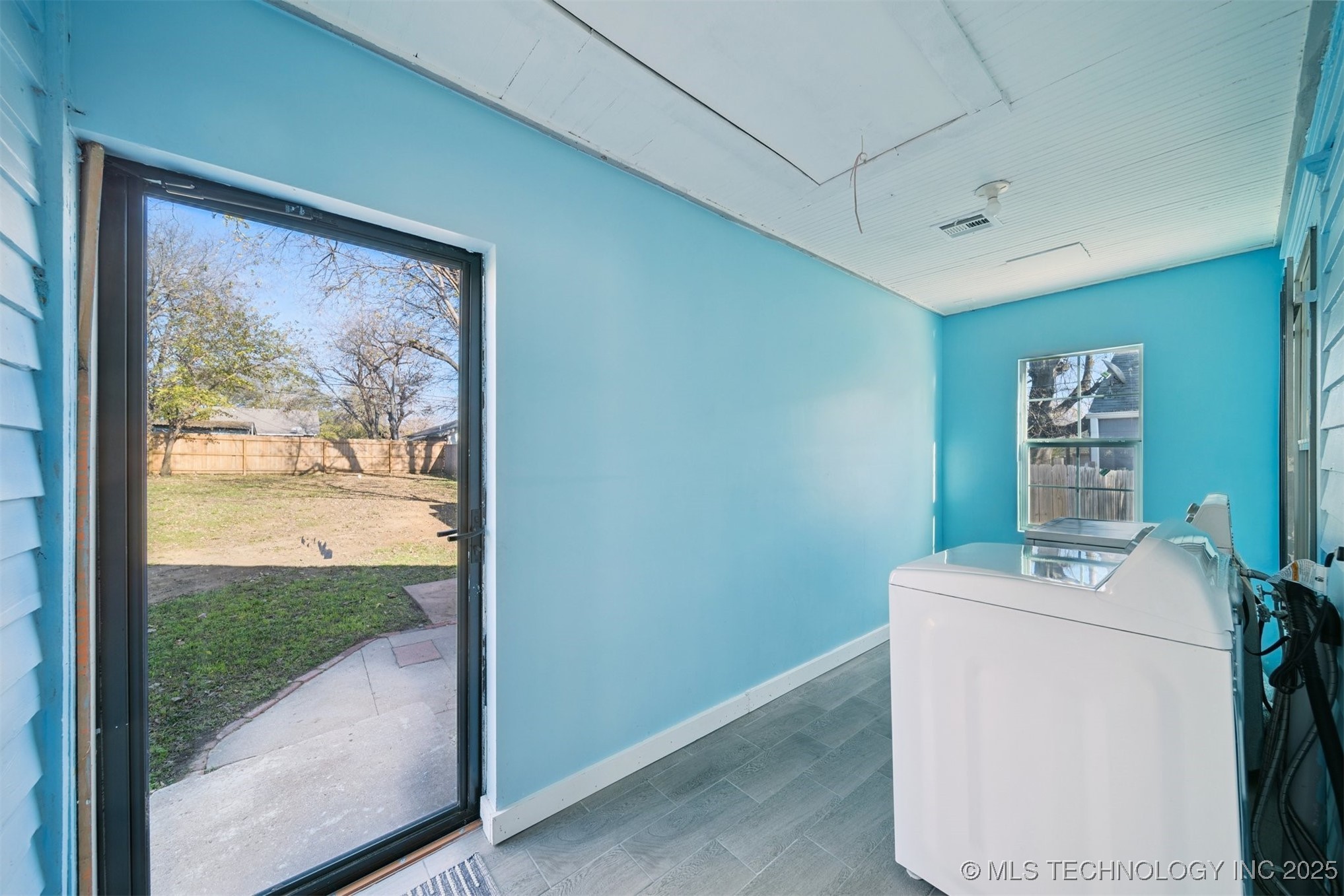 2735 E 1st Street Property Photo 8