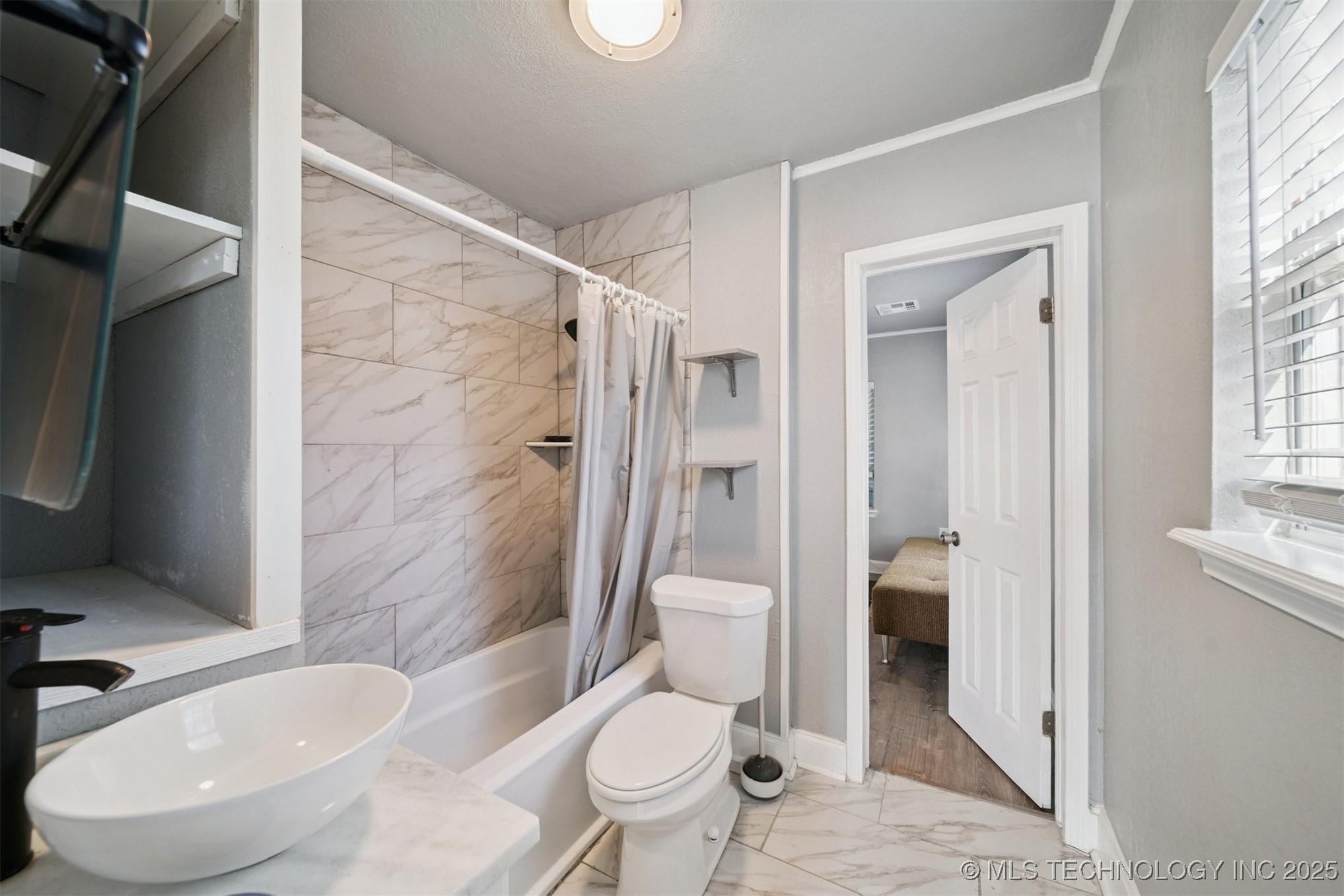 2735 E 1st Street Property Photo 10