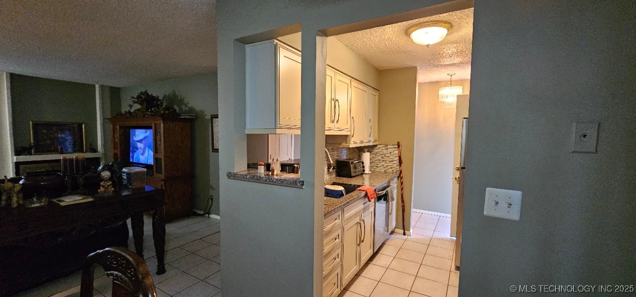 6716 S Lewis Avenue 603 Property Photo 5