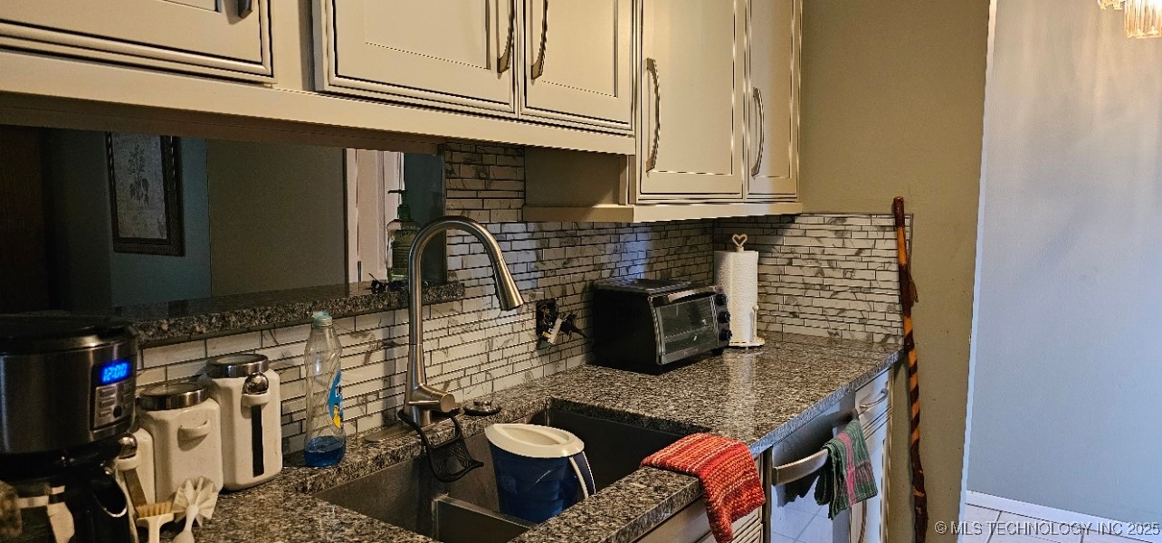 6716 S Lewis Avenue 603 Property Photo 15