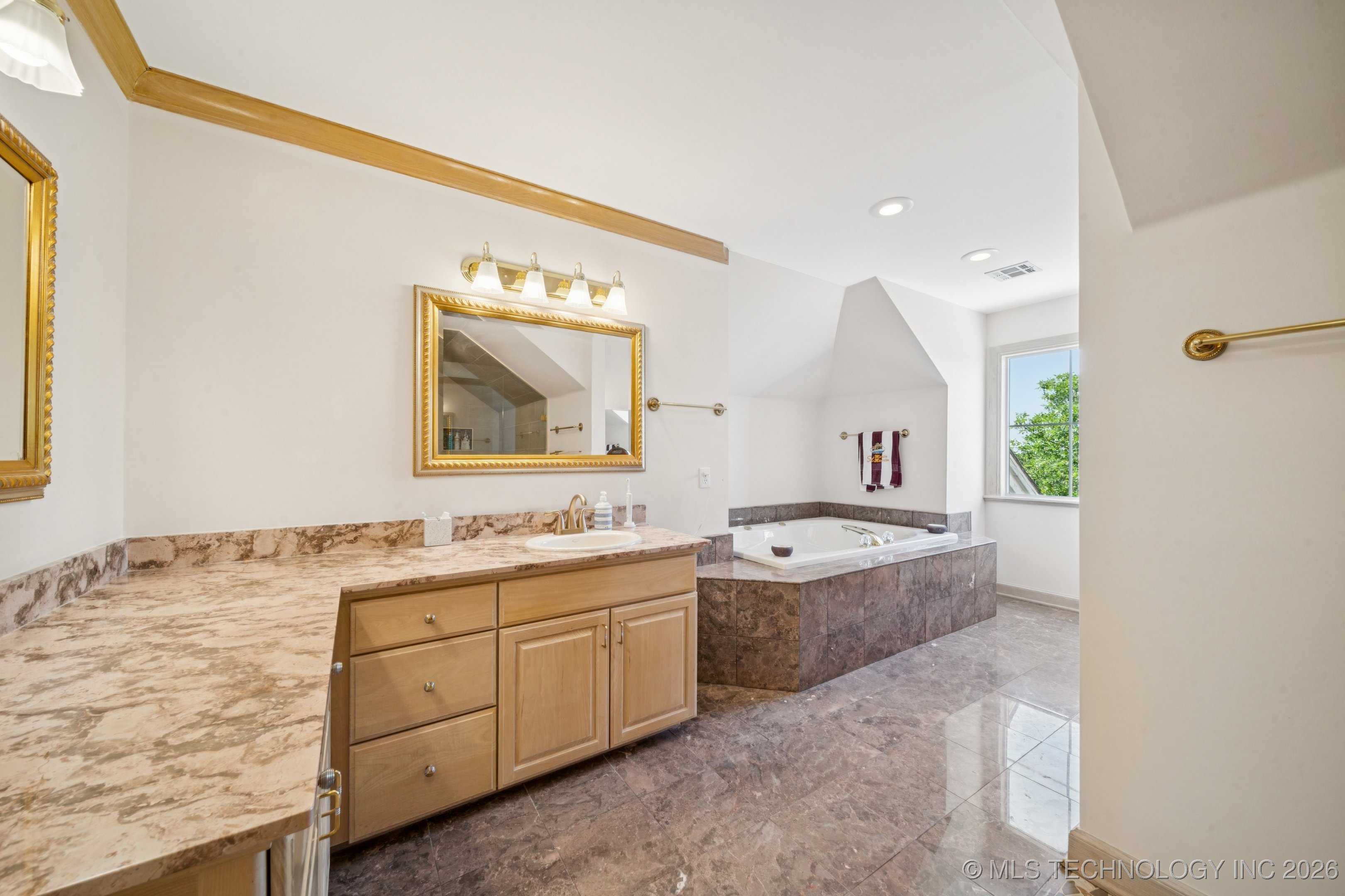 238 Keypoint Drive Property Photo 37