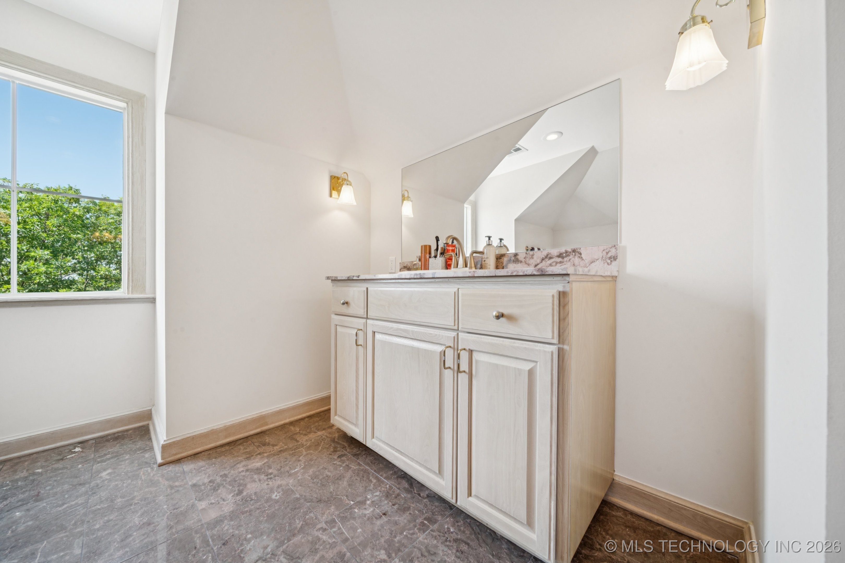 238 Keypoint Drive Property Photo 40