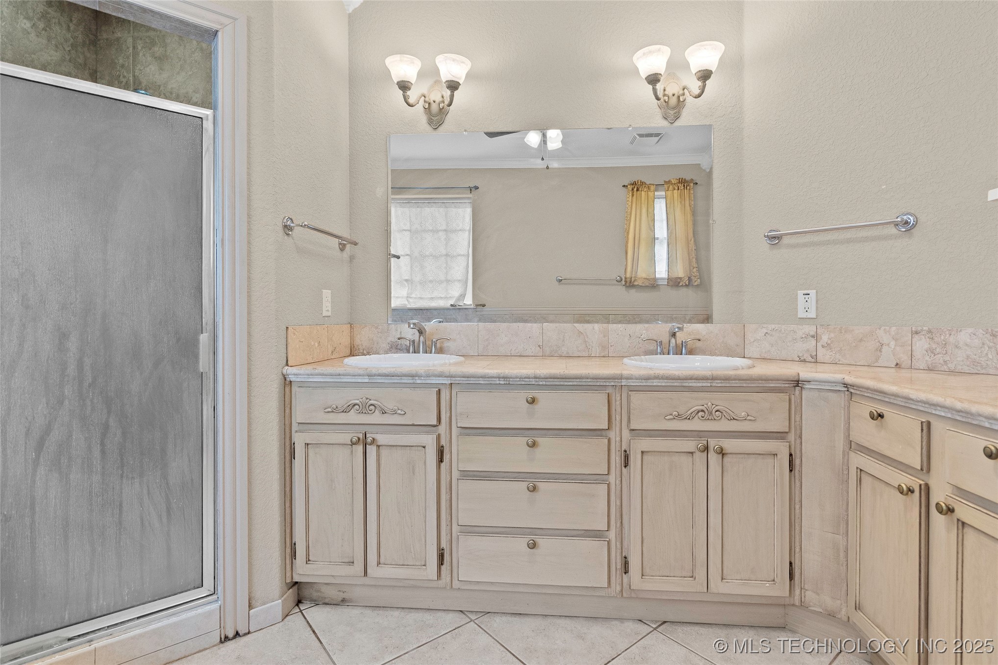 1717 Red Oak Street Property Photo 17