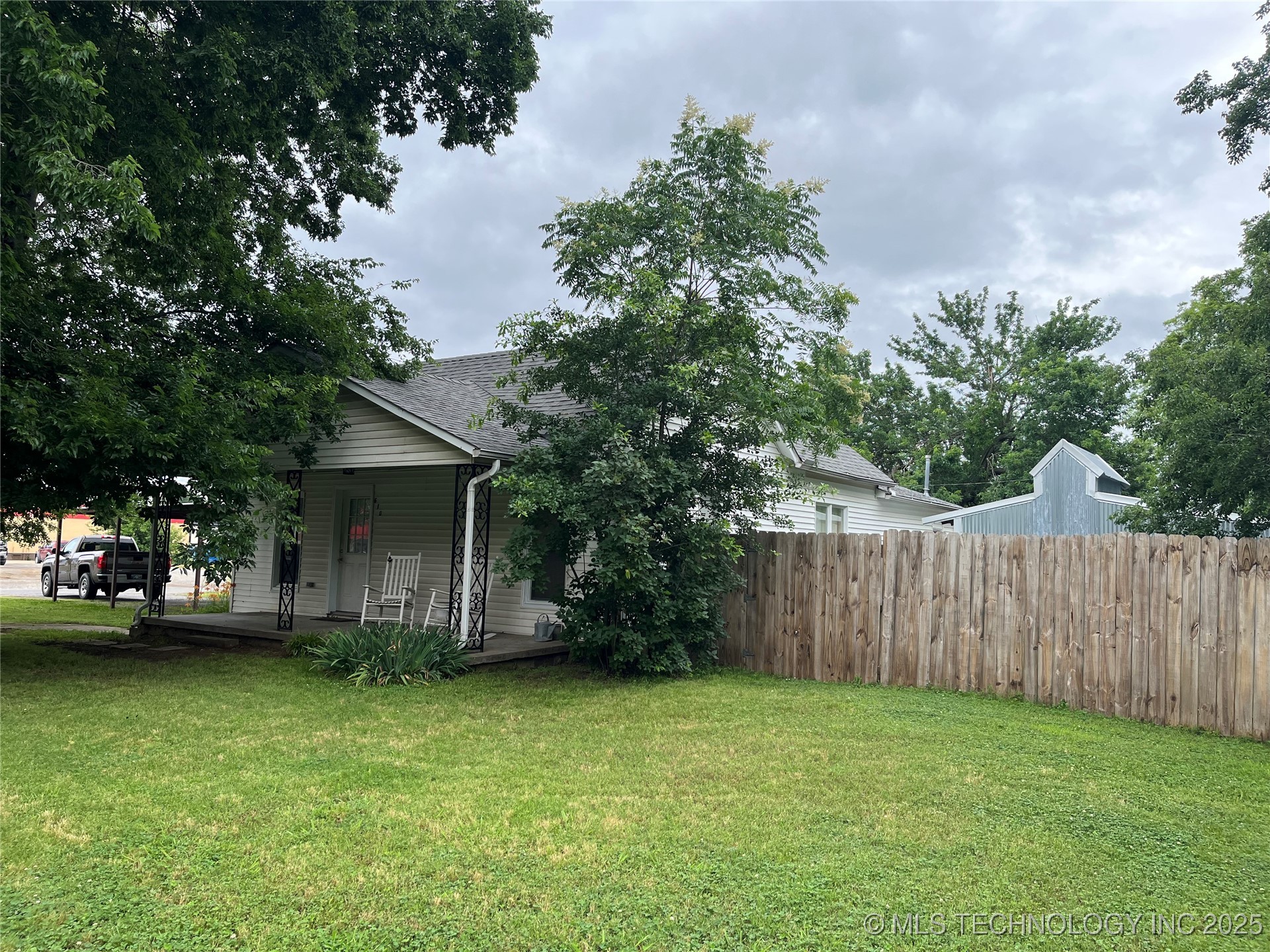 610 W Washington Avenue Property Photo 4