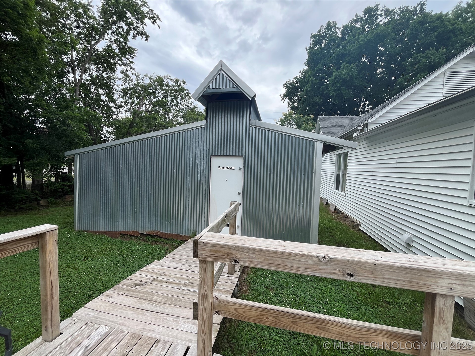 610 W Washington Avenue Property Photo 16