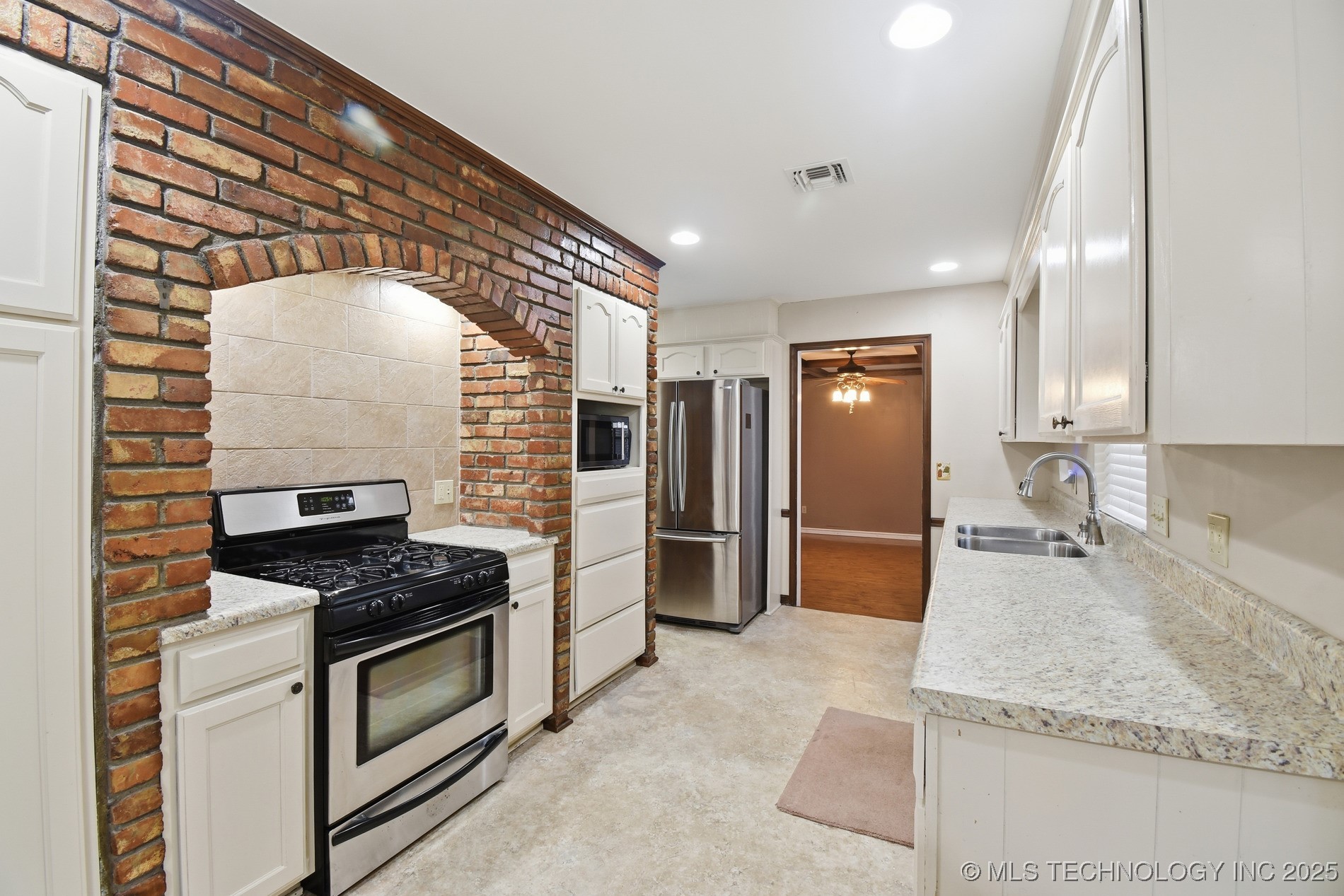 6526 S 111th East Avenue Property Photo 9