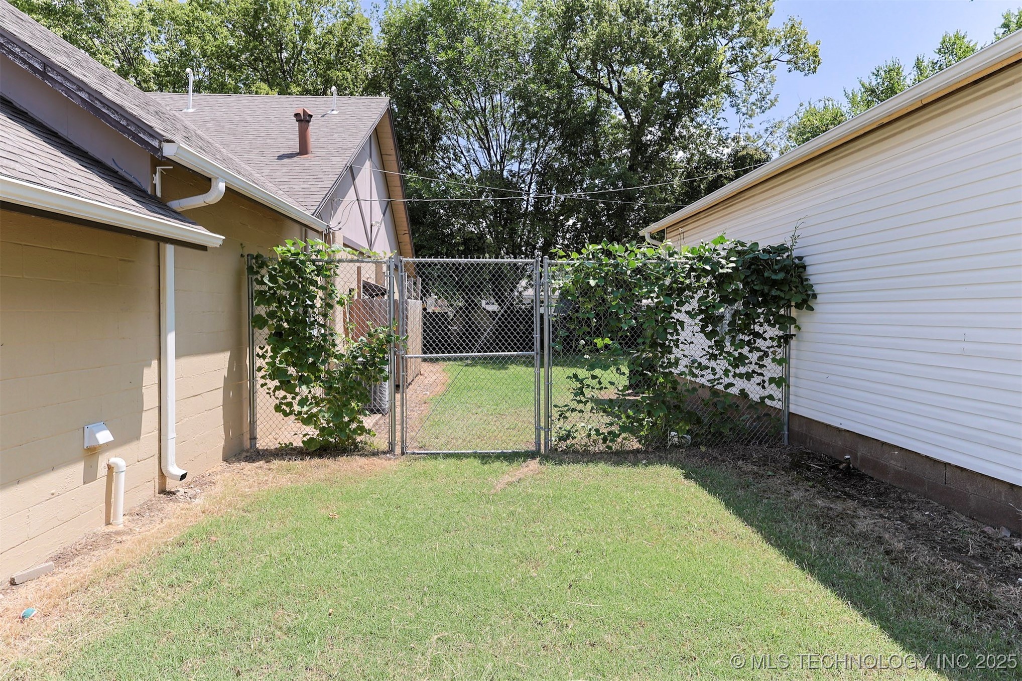 206 E 3rd Street Property Photo 2