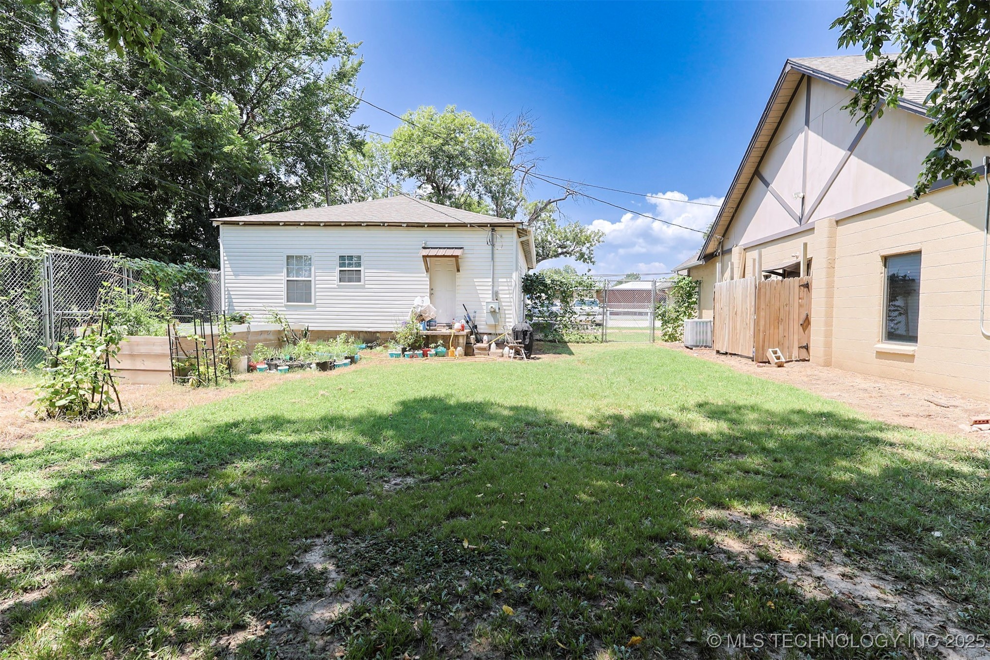 206 E 3rd Street Property Photo 4