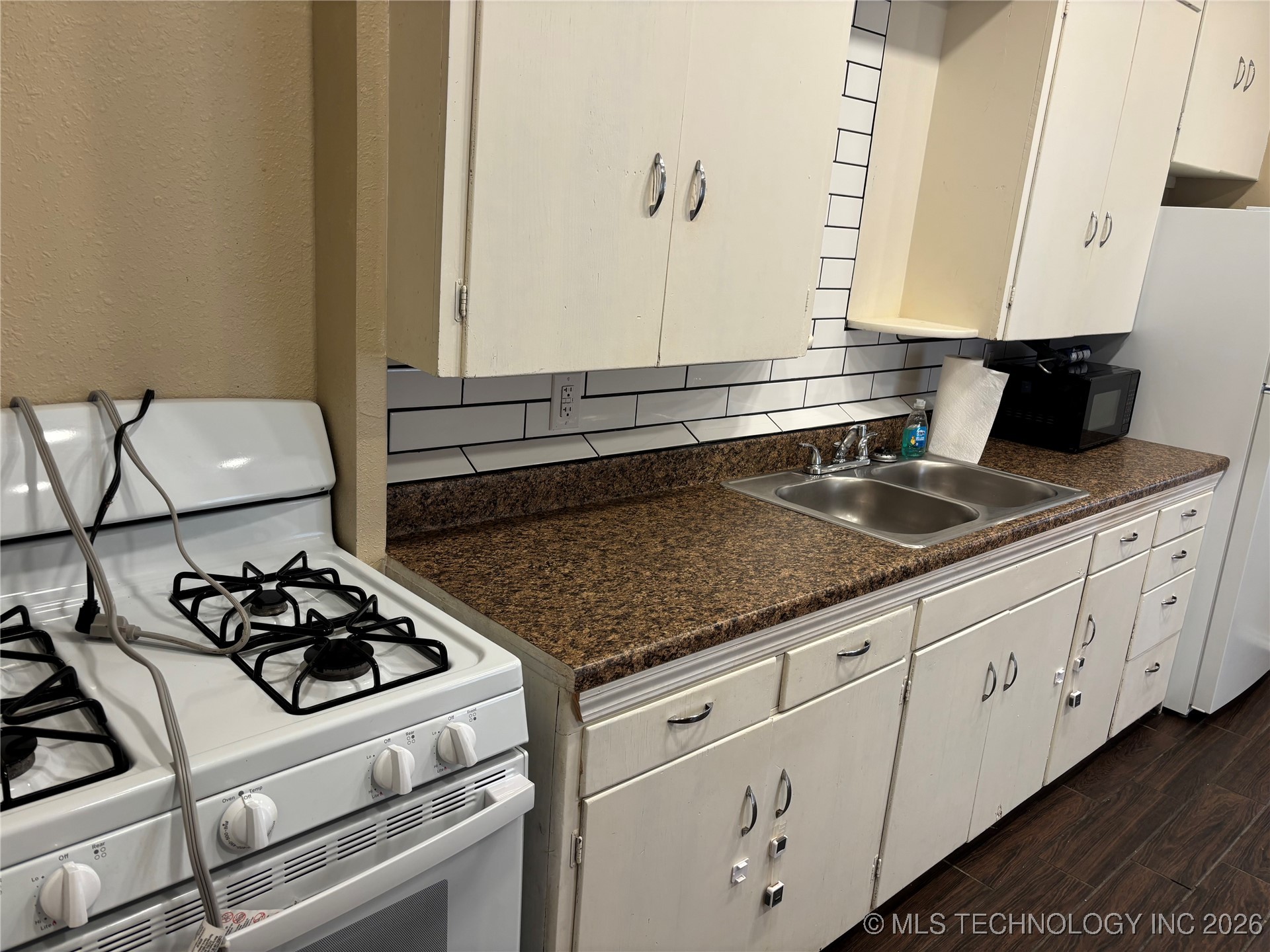 206 E 3rd Street Property Photo 18