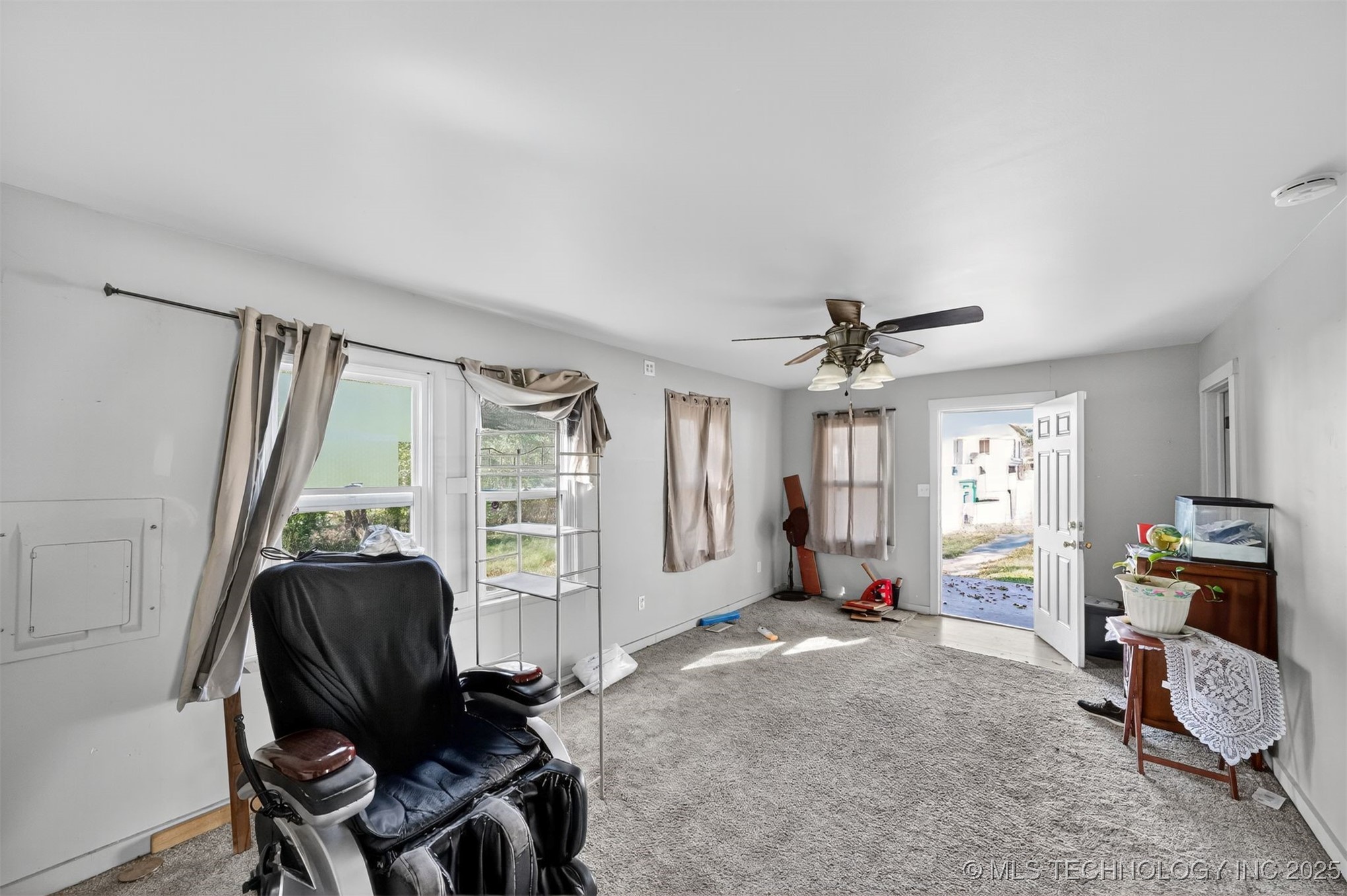 1128 E Arch Avenue Property Photo 2