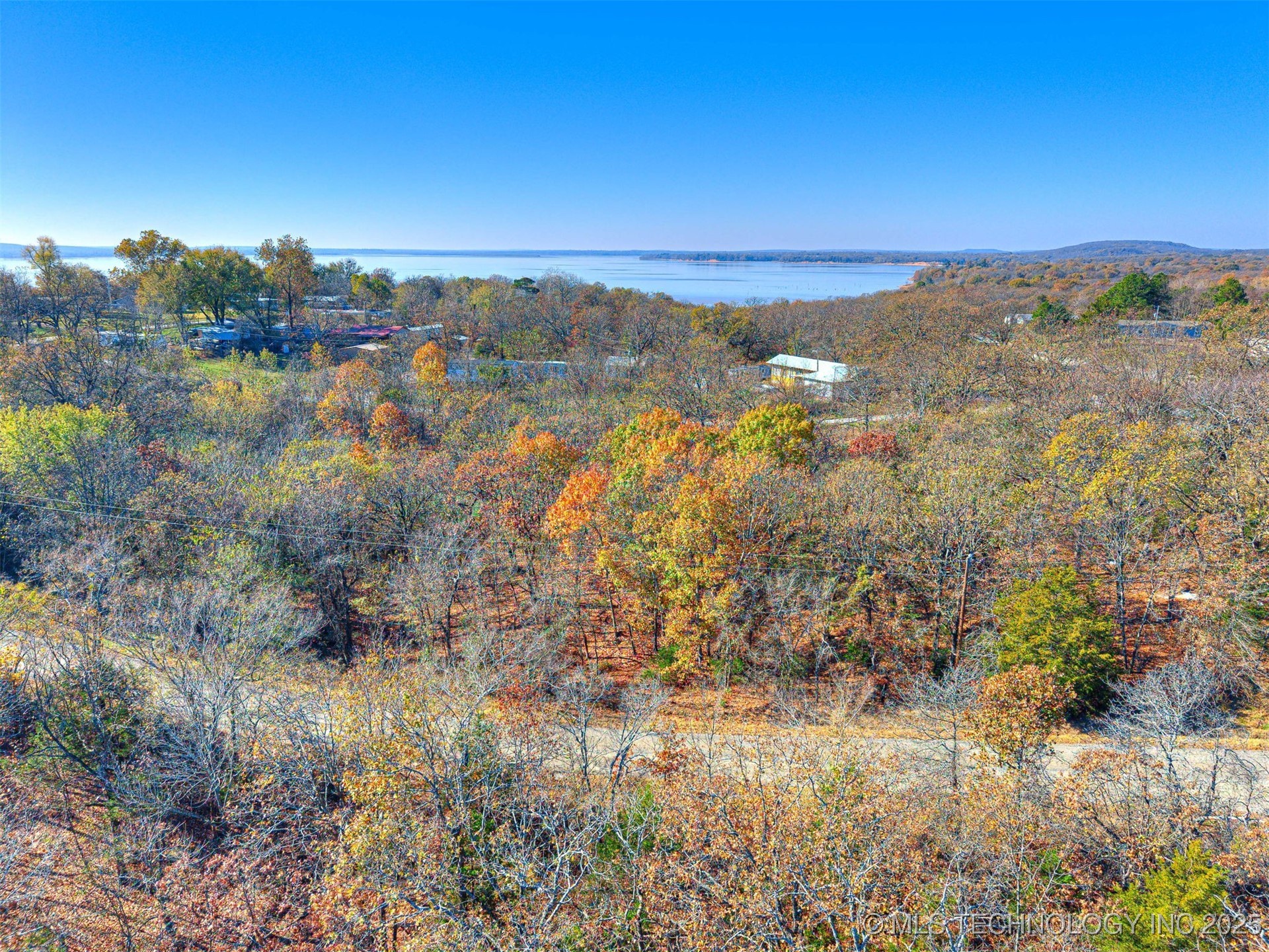 221 Robin Road Property Photo 2