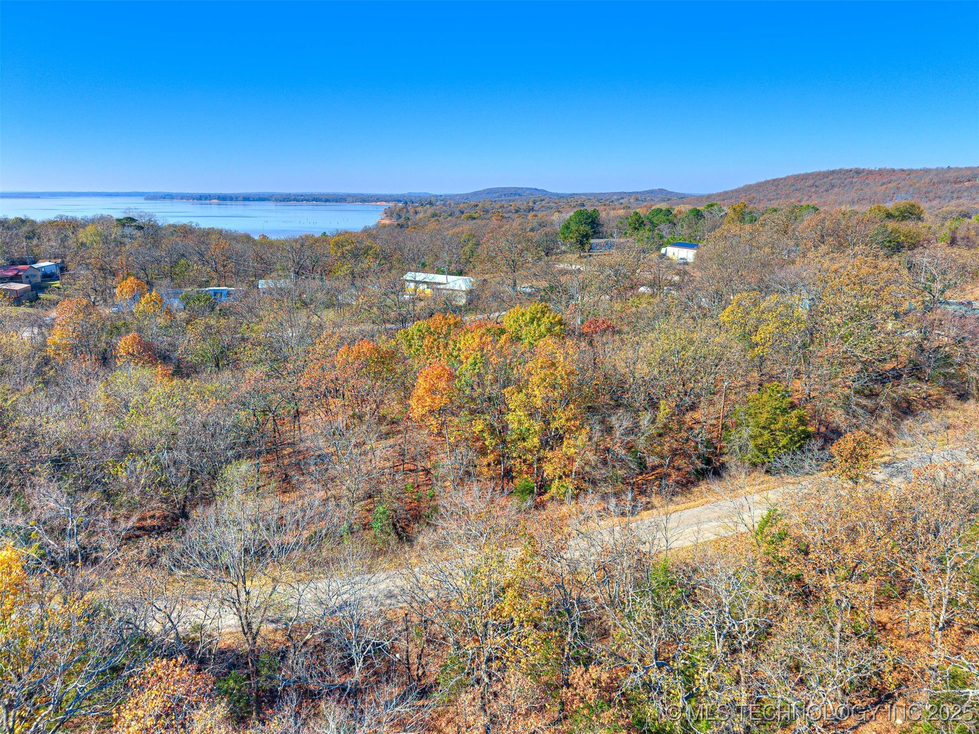 221 Robin Road Property Photo 3