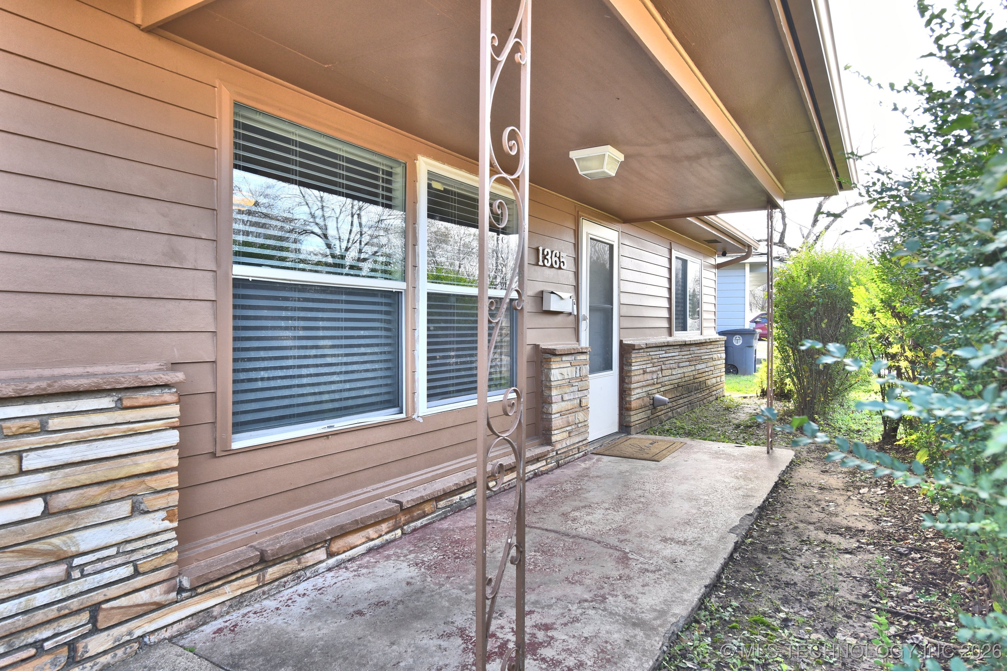 1365 N 76th East Avenue Property Photo 4