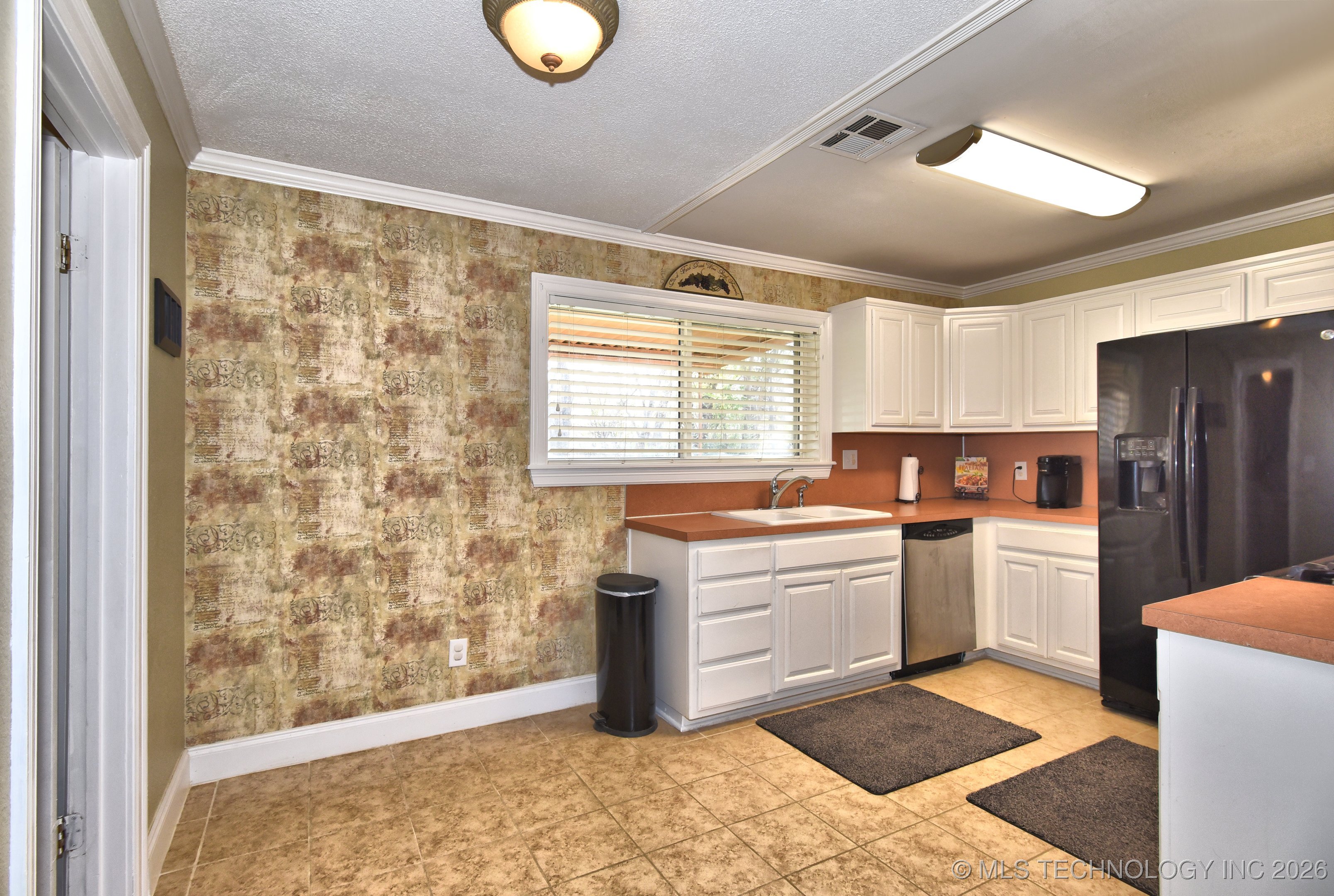 1365 N 76th East Avenue Property Photo 10