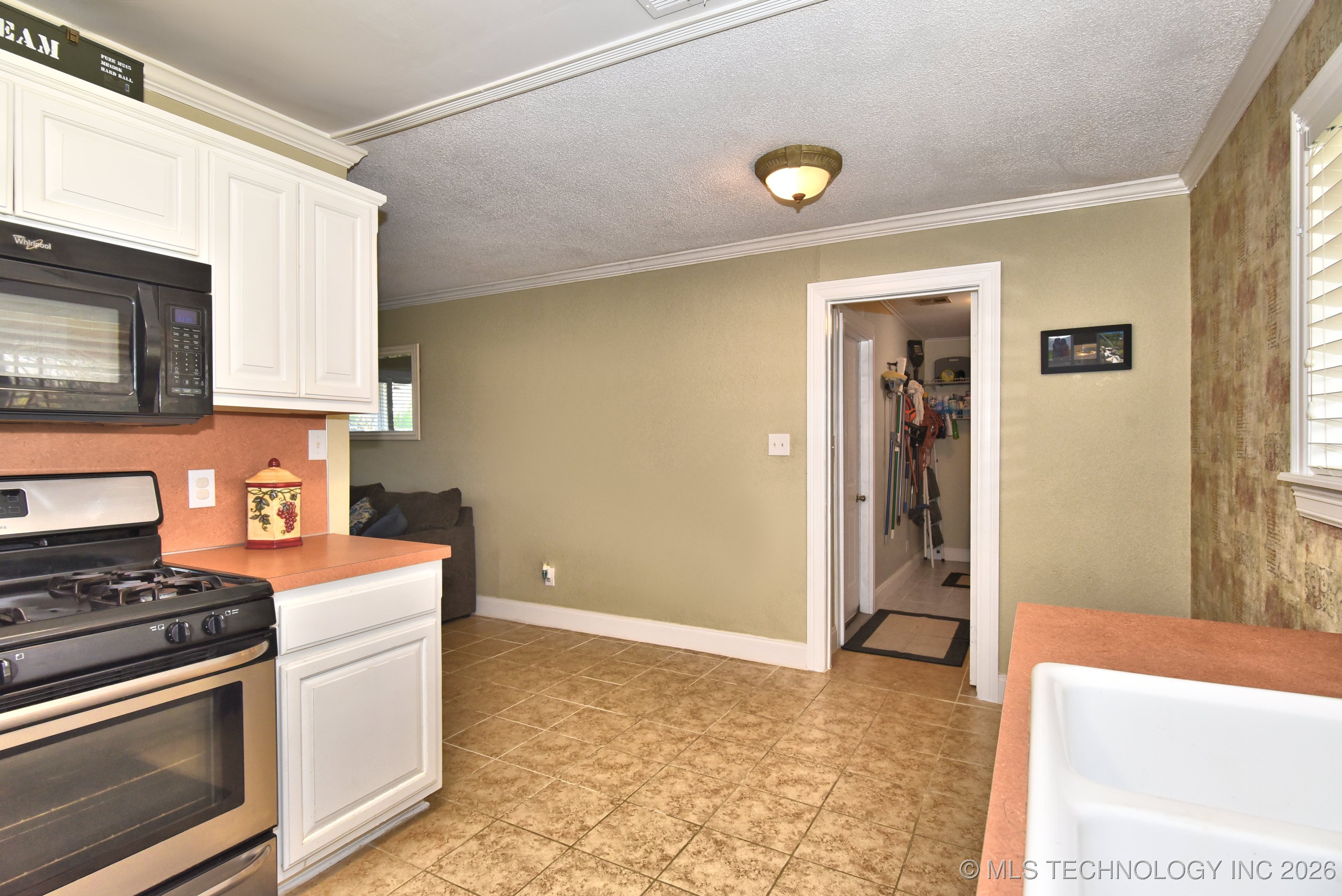 1365 N 76th East Avenue Property Photo 11