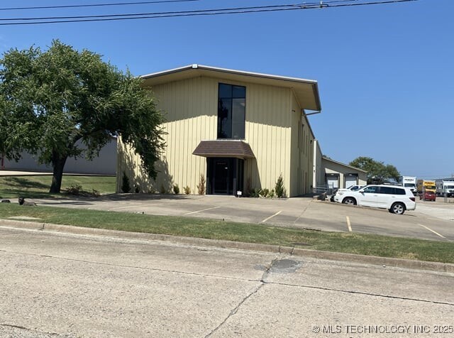 6943 E 12th Street Property Photo 1