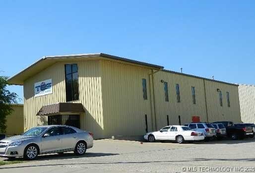 6943 E 12th Street Property Photo 2