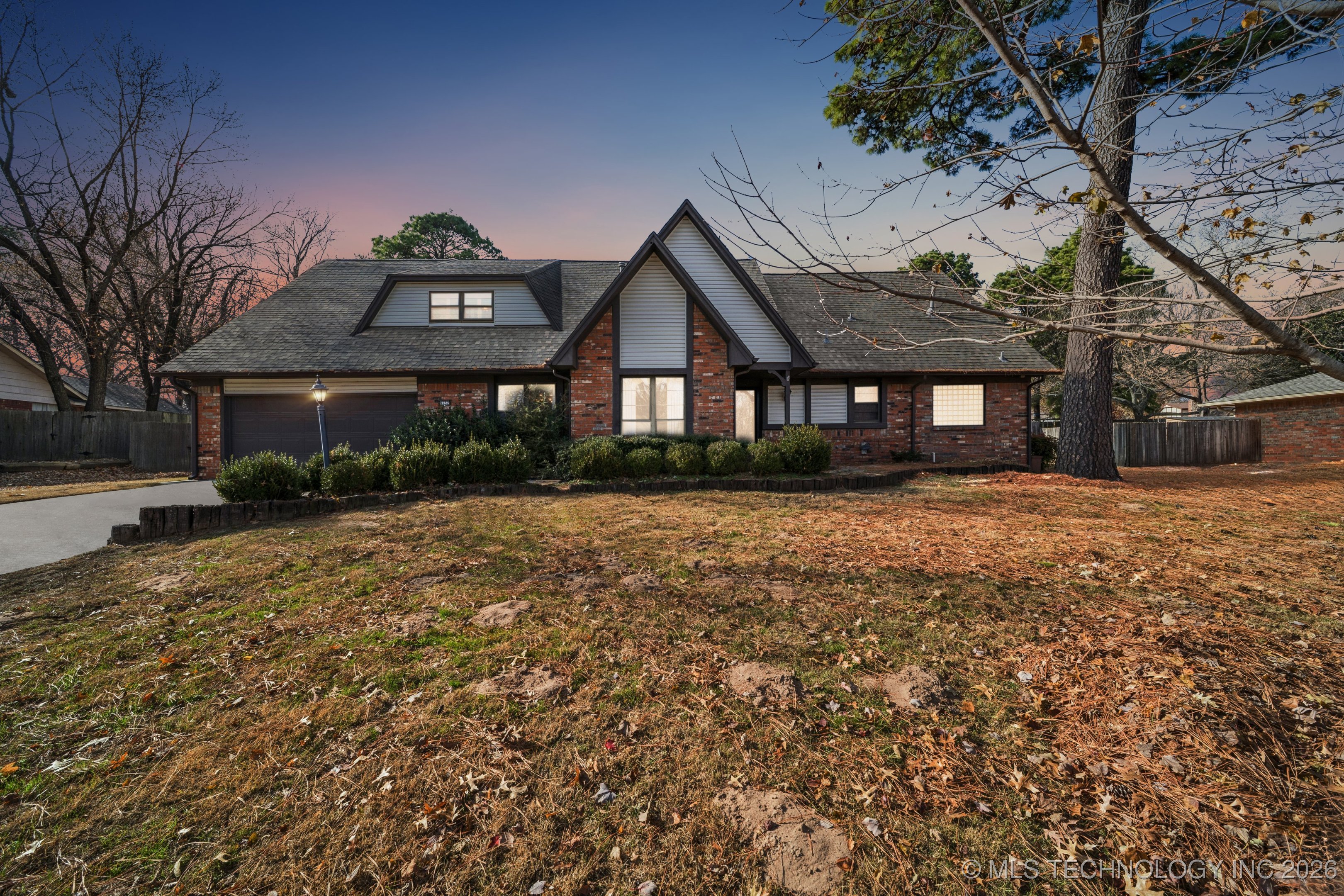 9752 S Lakewood Avenue Property Photo 1