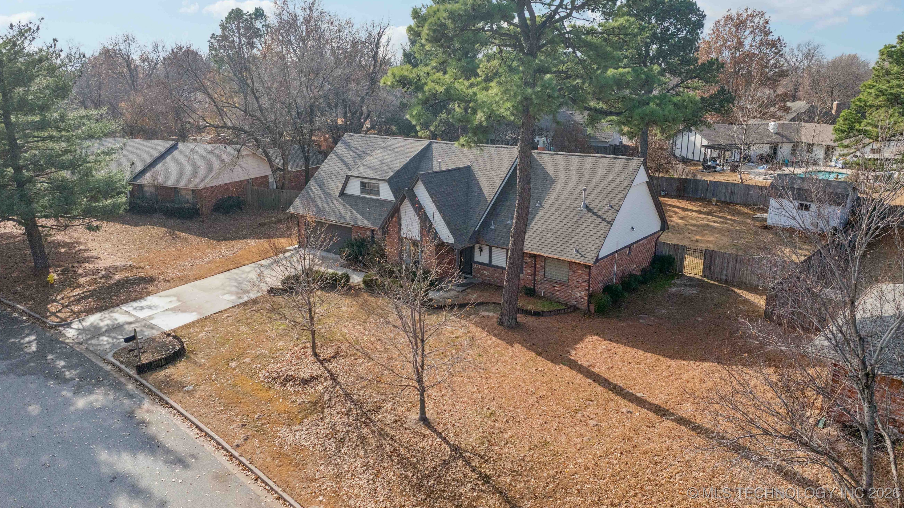 9752 S Lakewood Avenue Property Photo 4