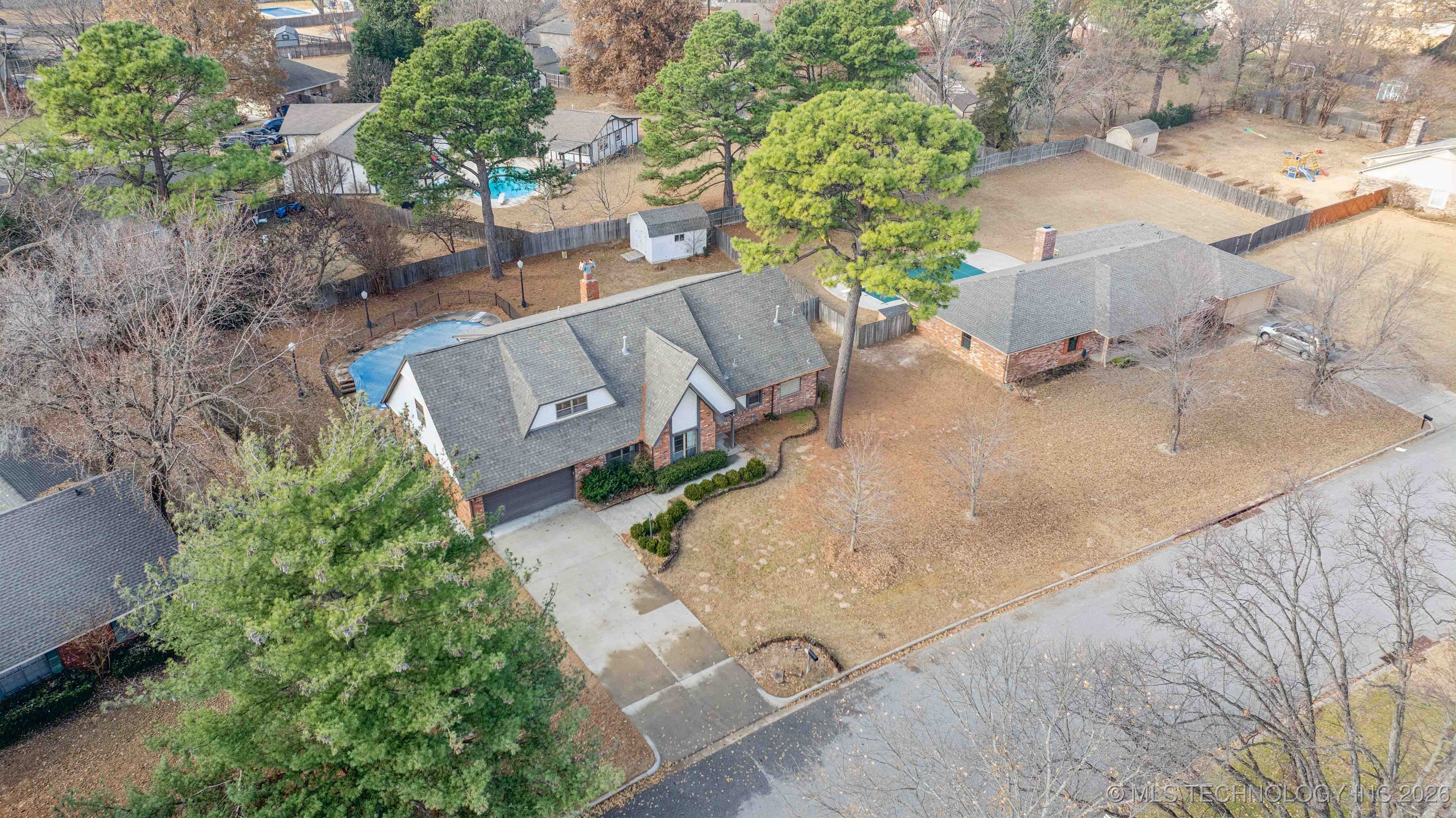 9752 S Lakewood Avenue Property Photo 5