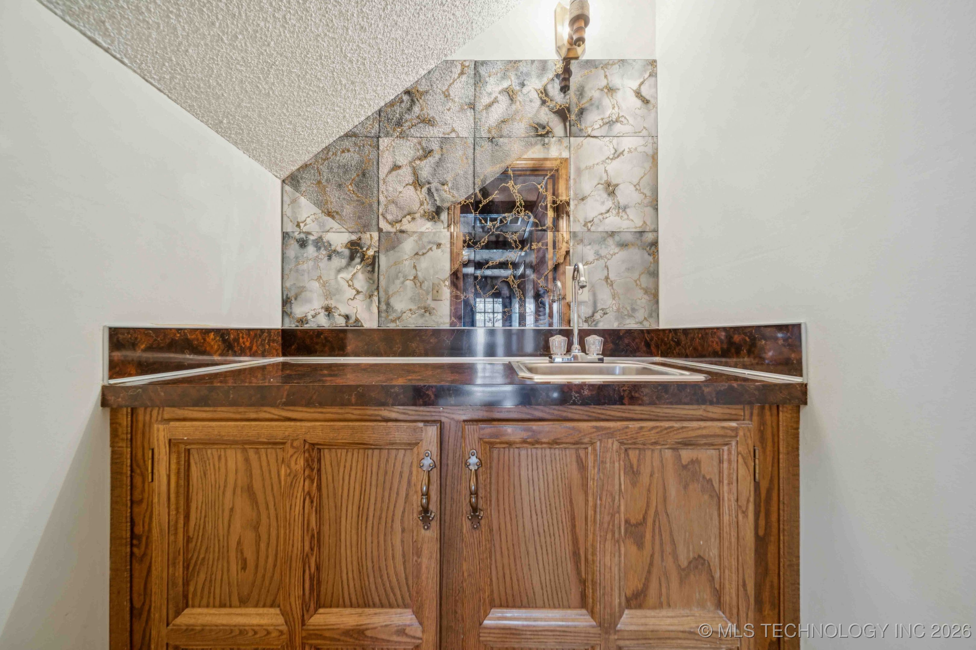 9752 S Lakewood Avenue Property Photo 13