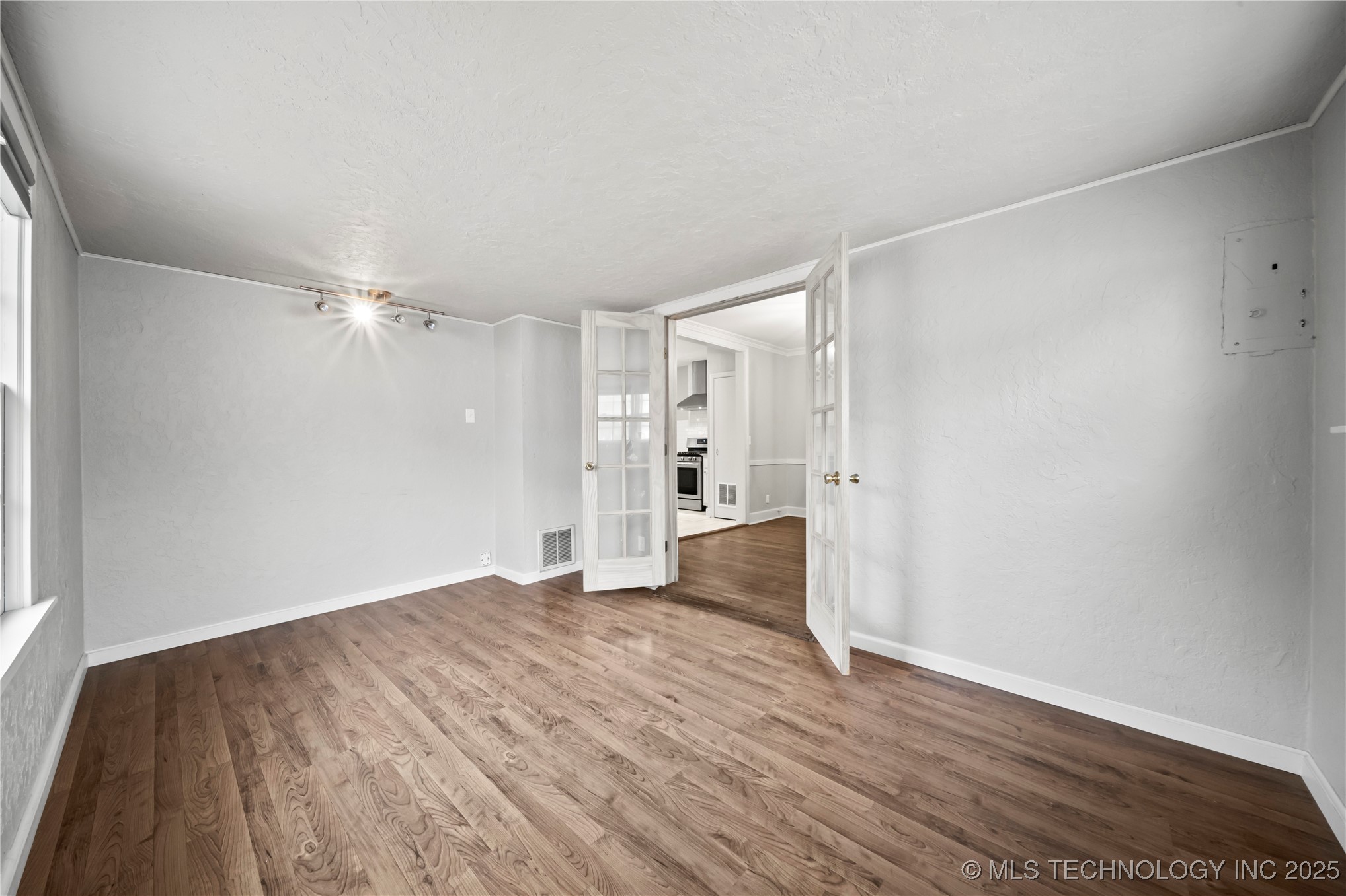 1116 S Richmond Avenue Property Photo 7