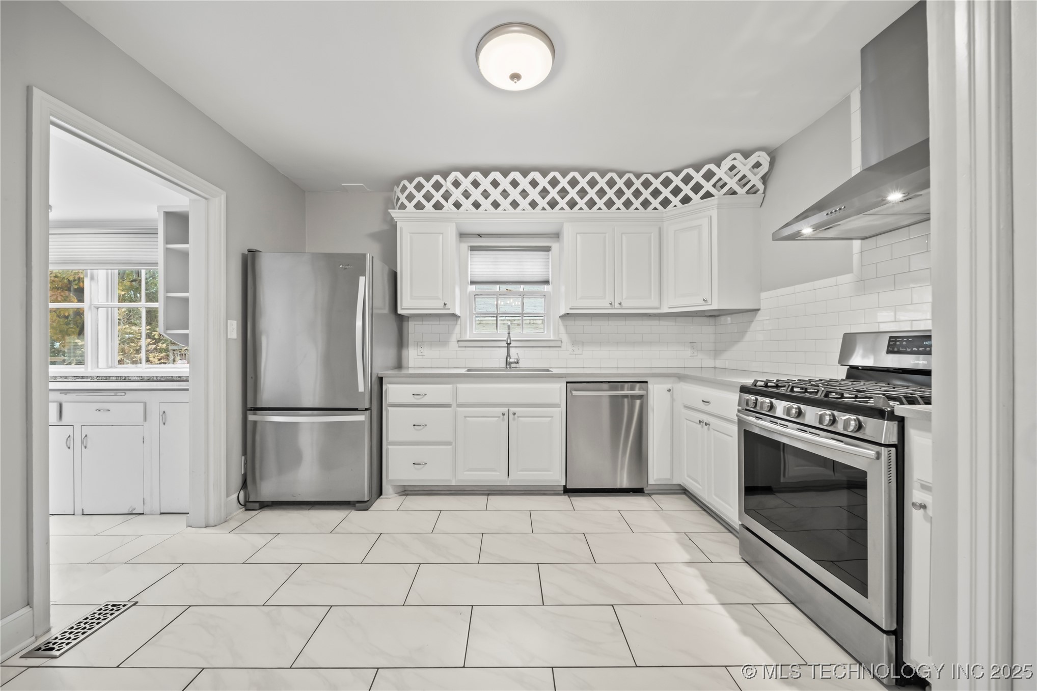 1116 S Richmond Avenue Property Photo 8