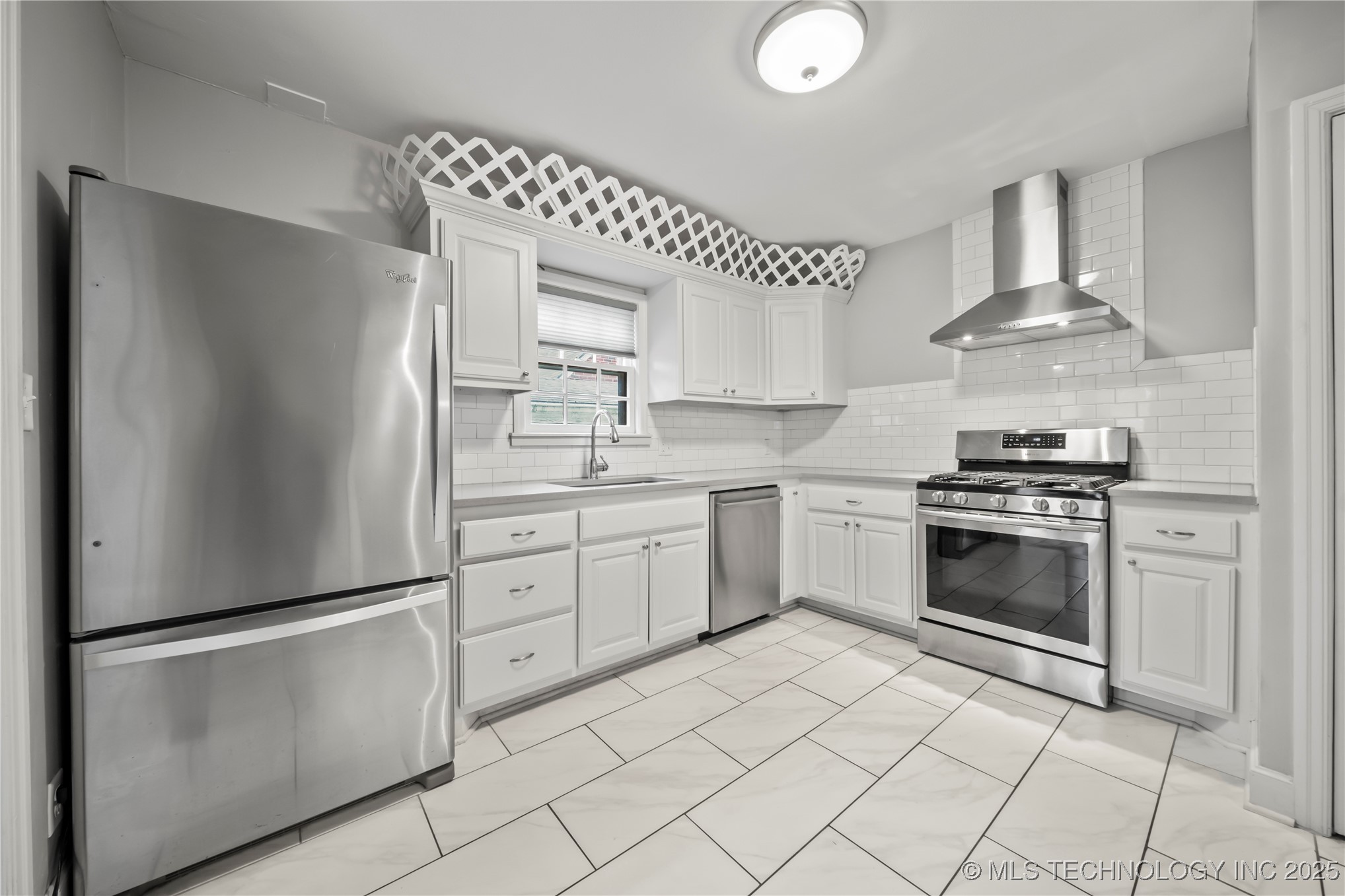 1116 S Richmond Avenue Property Photo 9