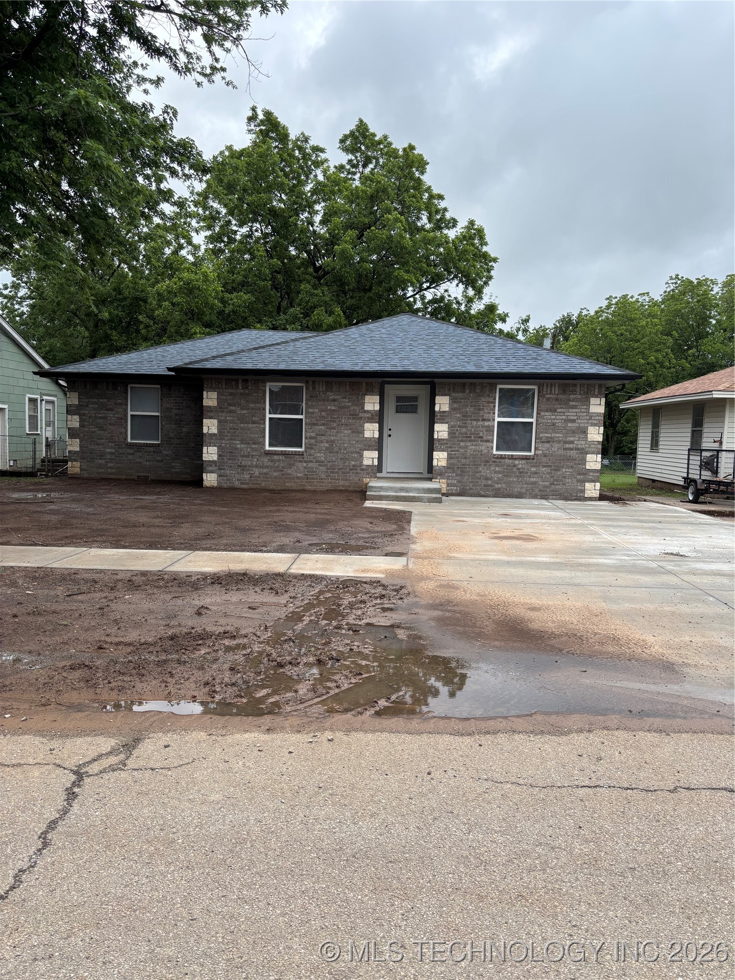 413 E 8th Street Property Photo 1