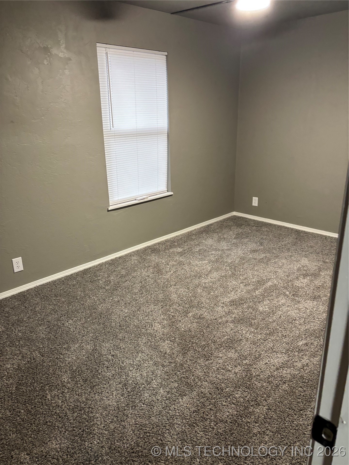 413 E 8th Street Property Photo 3