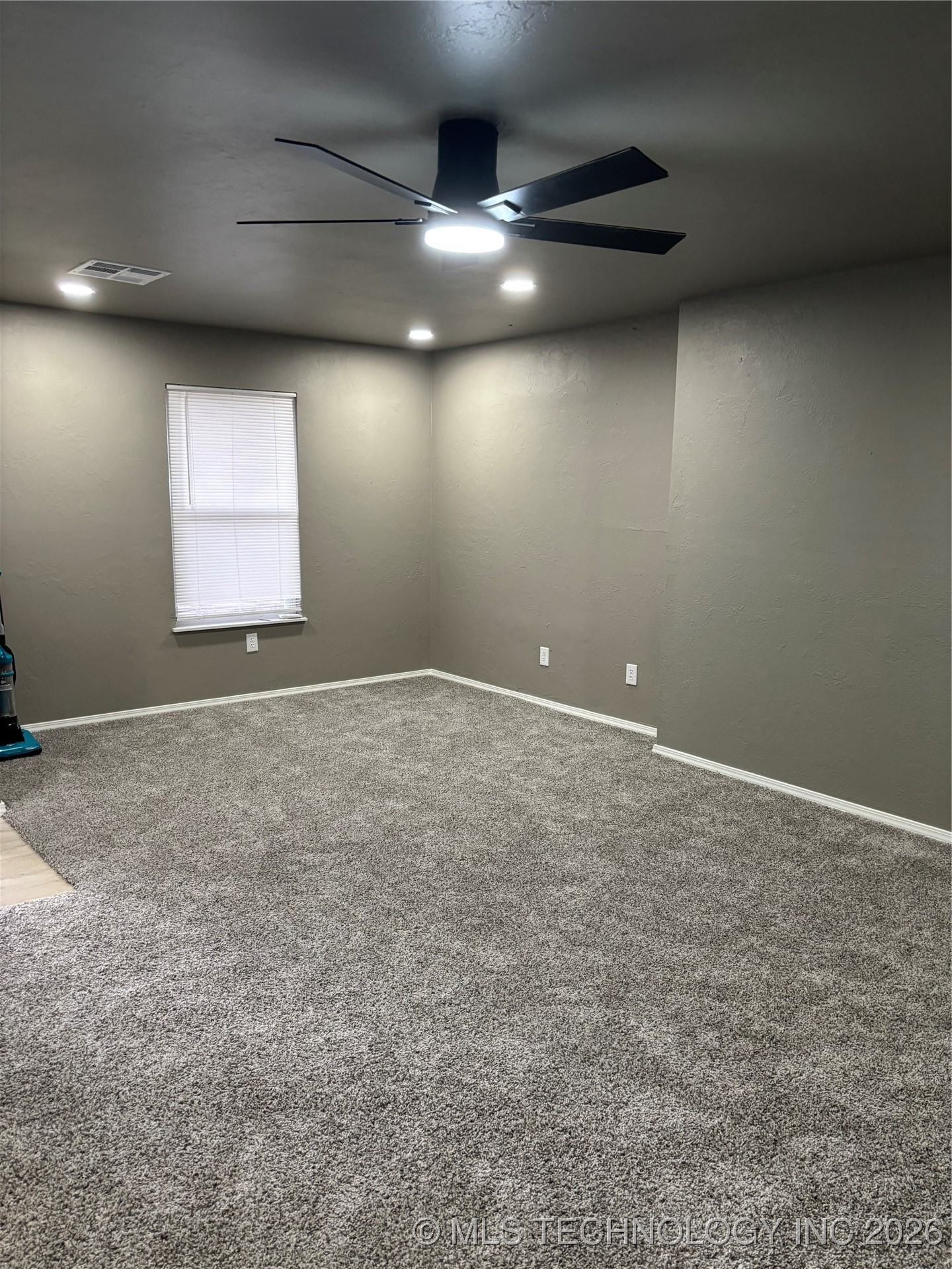 413 E 8th Street Property Photo 5