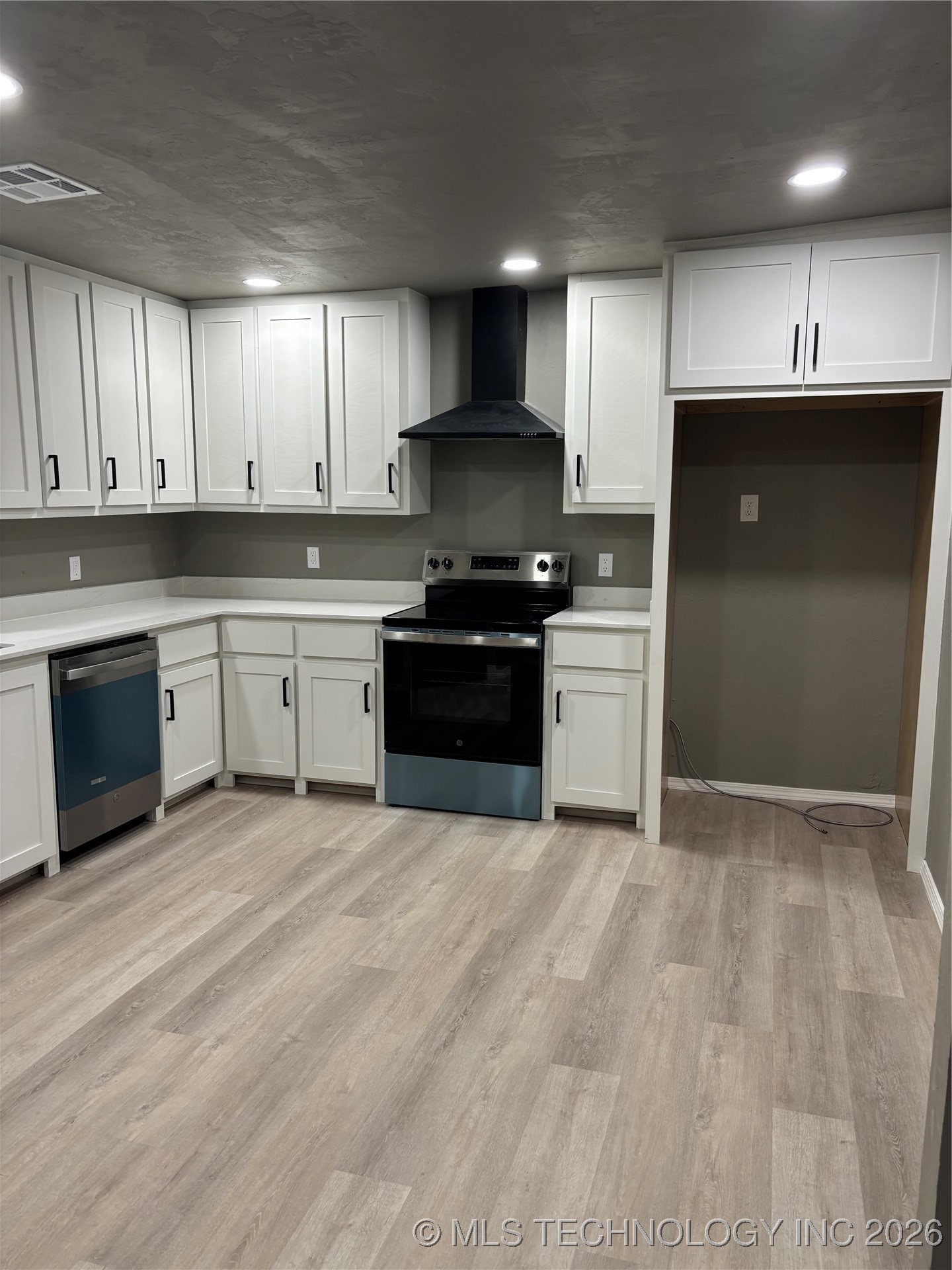 413 E 8th Street Property Photo 8