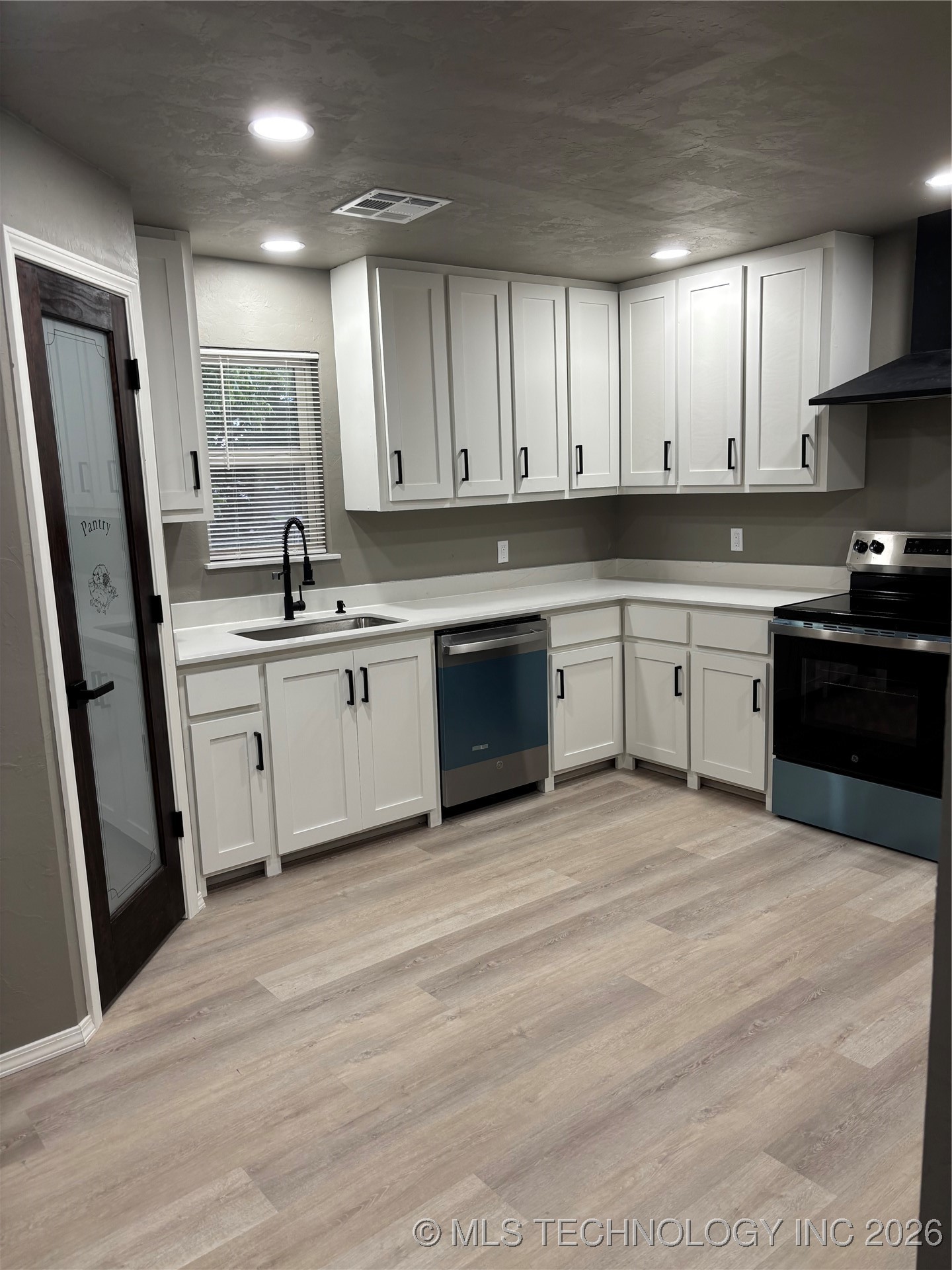 413 E 8th Street Property Photo 10