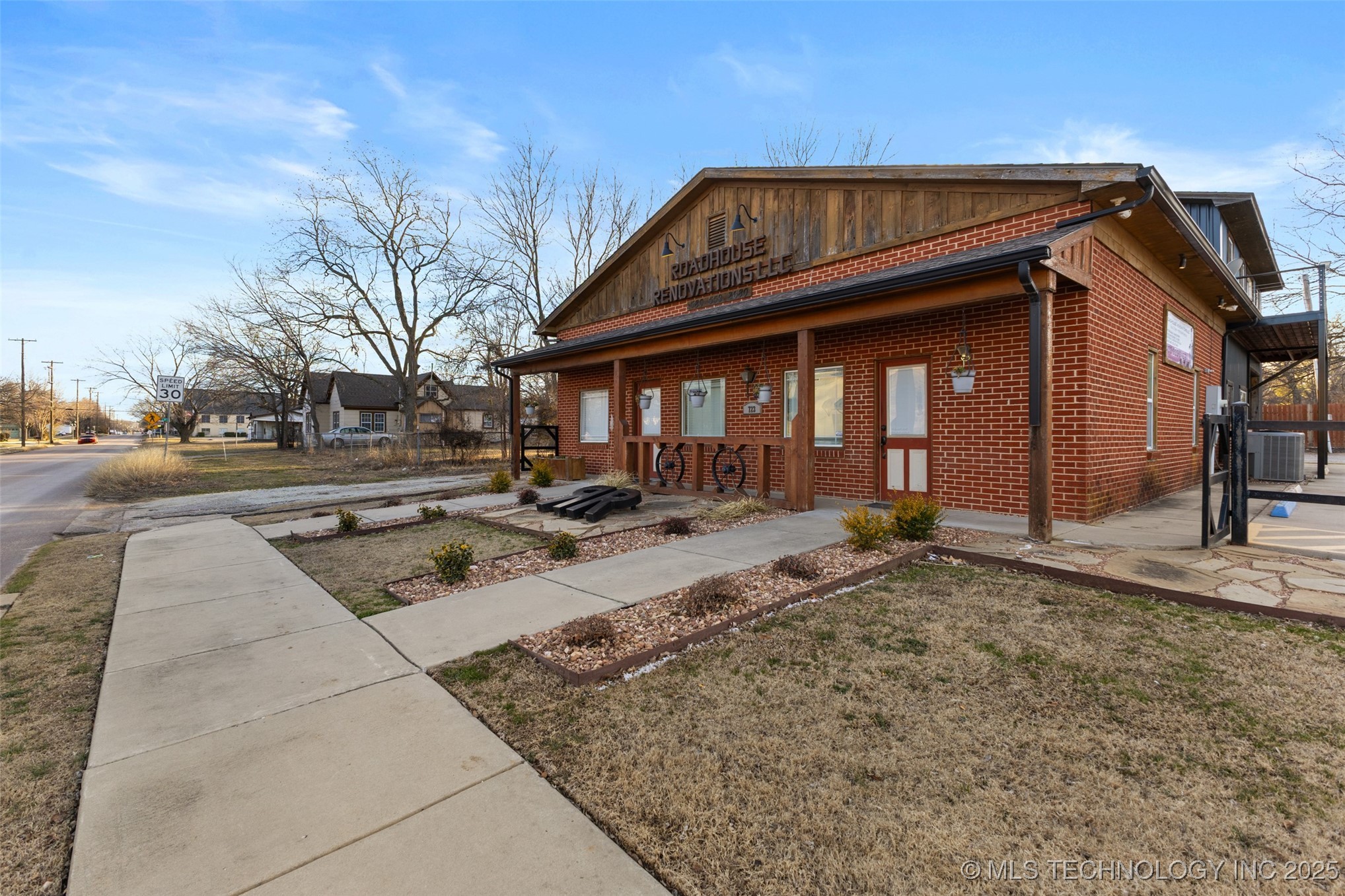 723 N Oak Property Photo 2