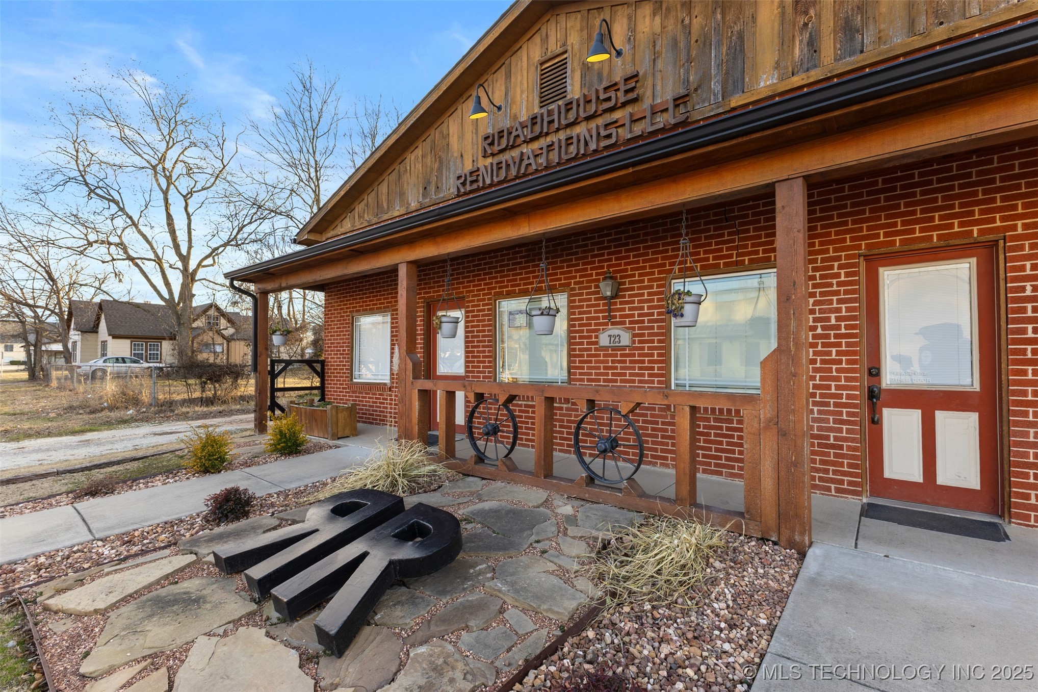 723 N Oak Property Photo 3