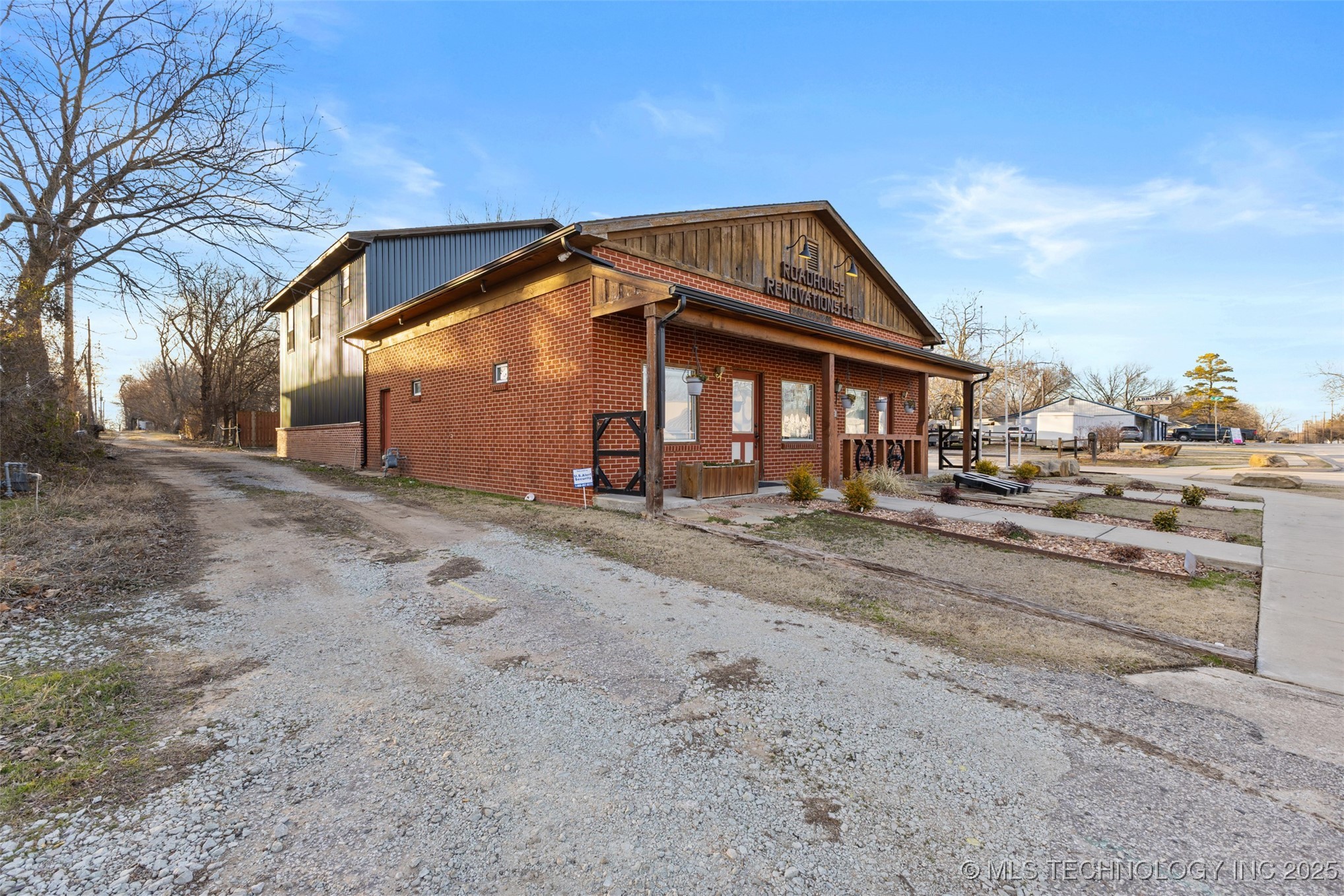 723 N Oak Property Photo 4