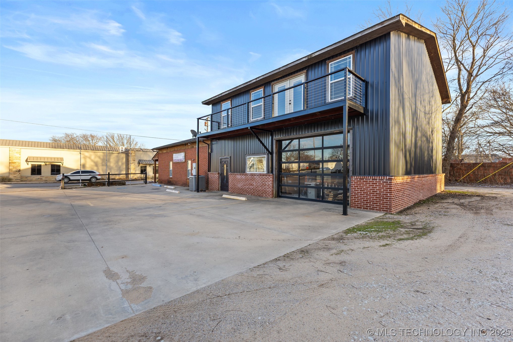 723 N Oak Property Photo 5