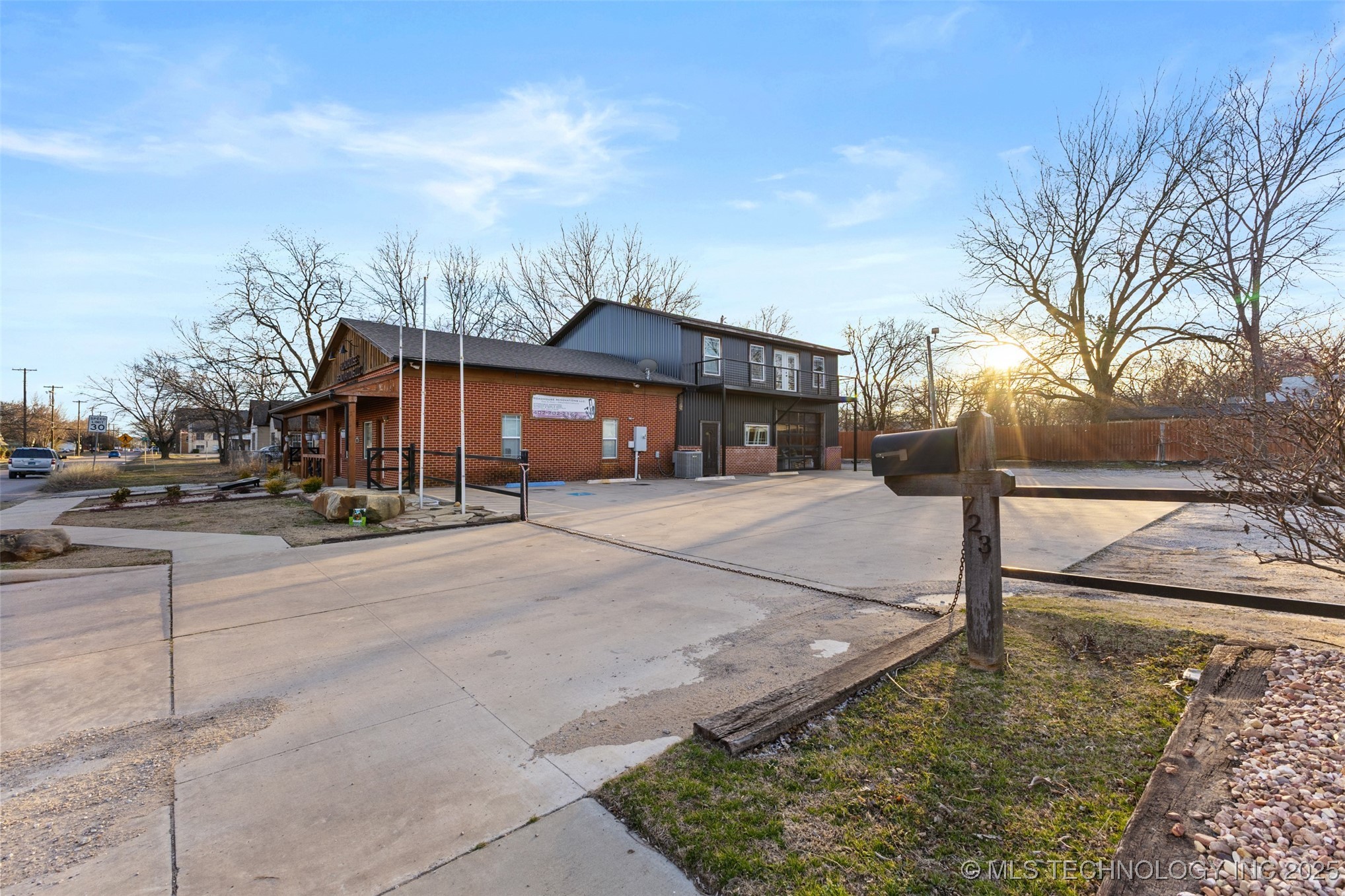 723 N Oak Property Photo 7