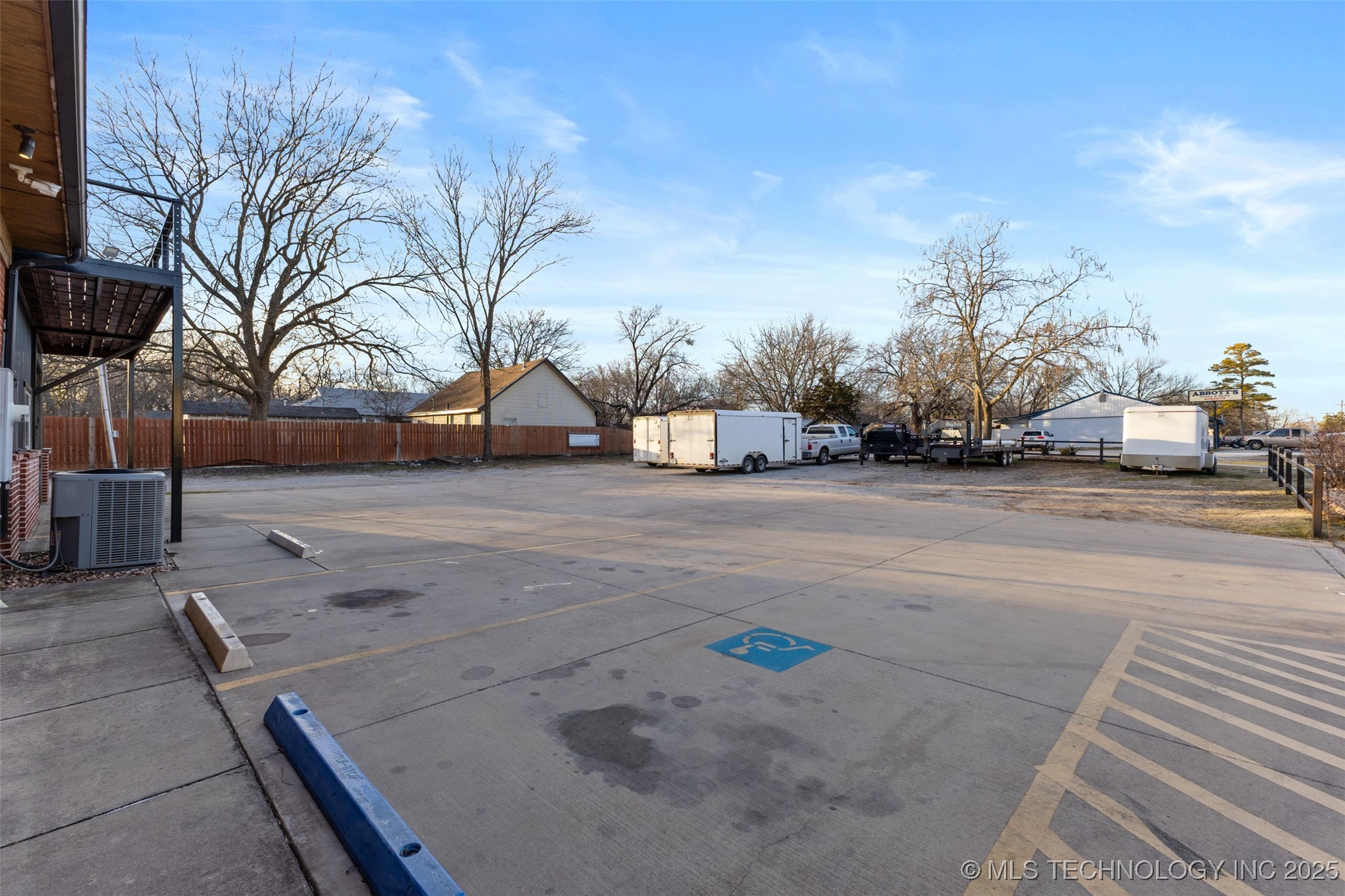 723 N Oak Property Photo 8