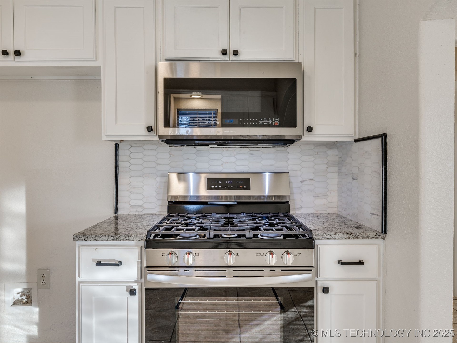 2303 W 40th Street Property Photo 24