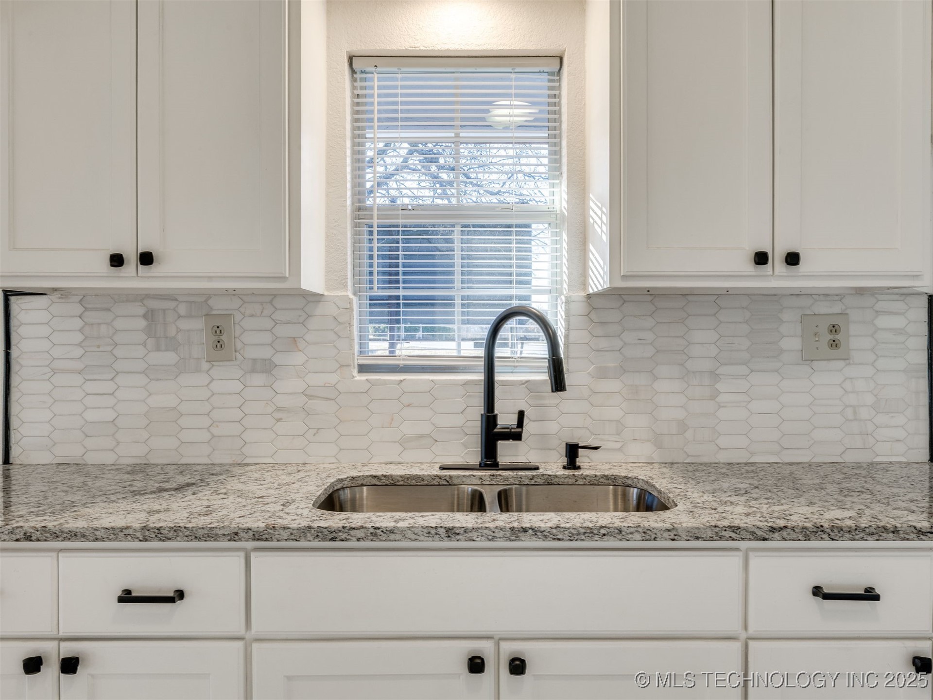 2303 W 40th Street Property Photo 29