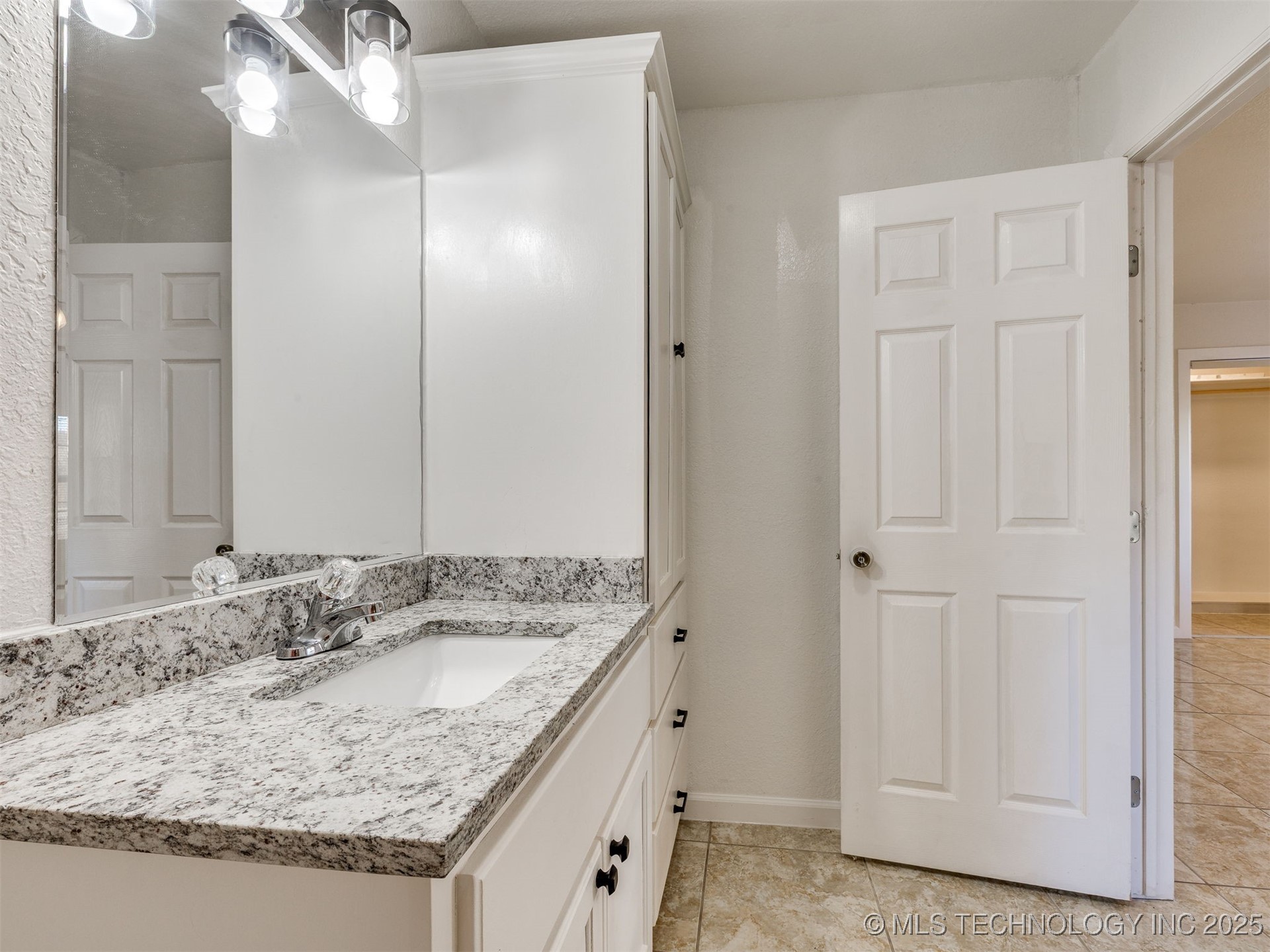 2303 W 40th Street Property Photo 41