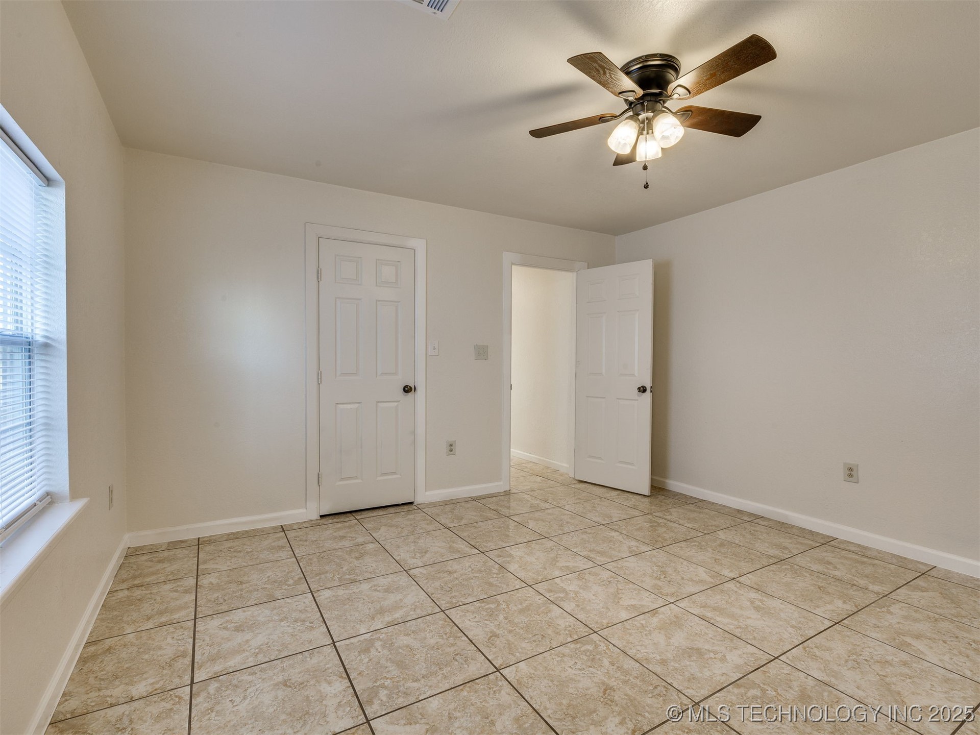 2303 W 40th Street Property Photo 48