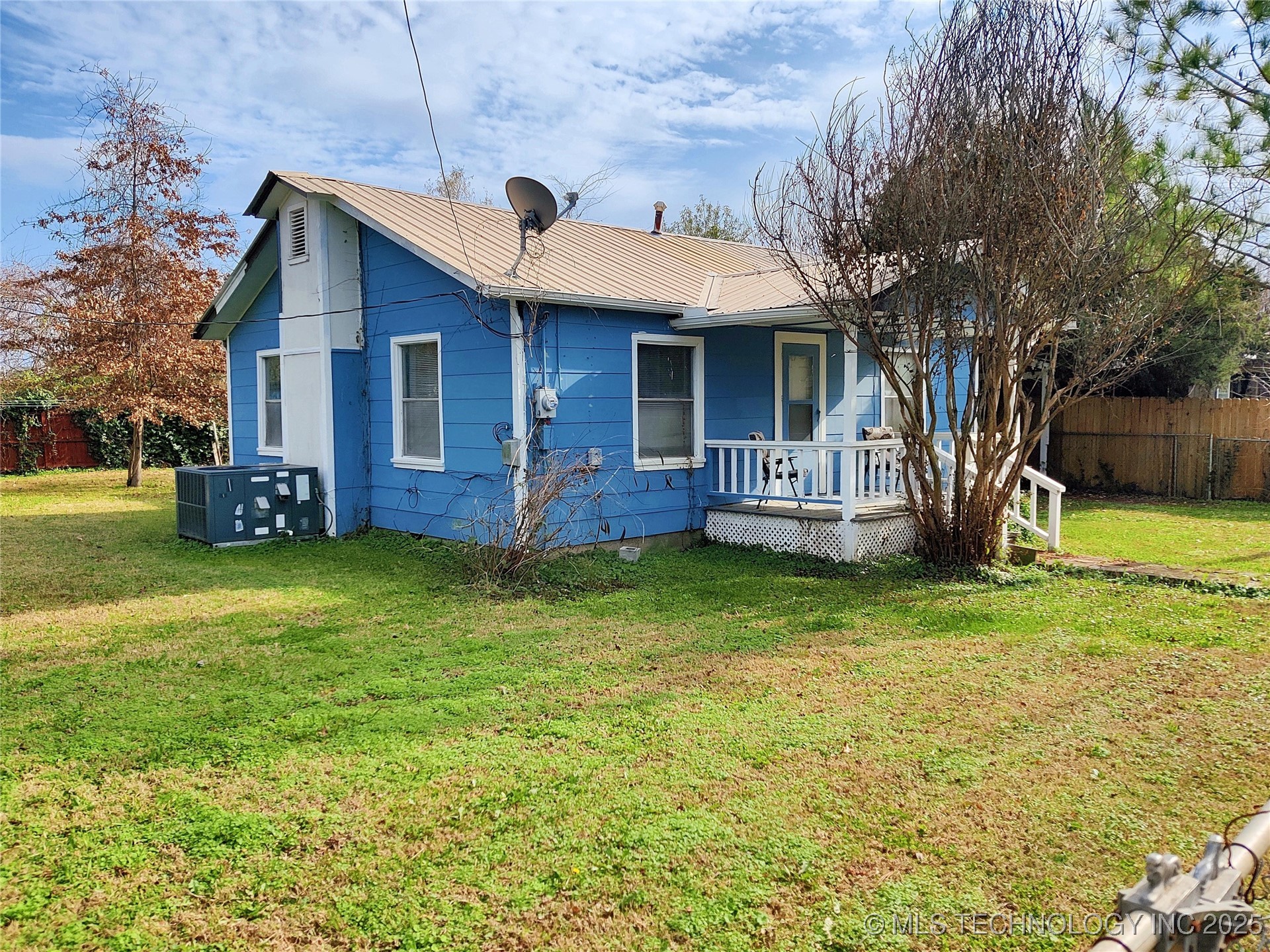 202 N East Avenue Property Photo 1