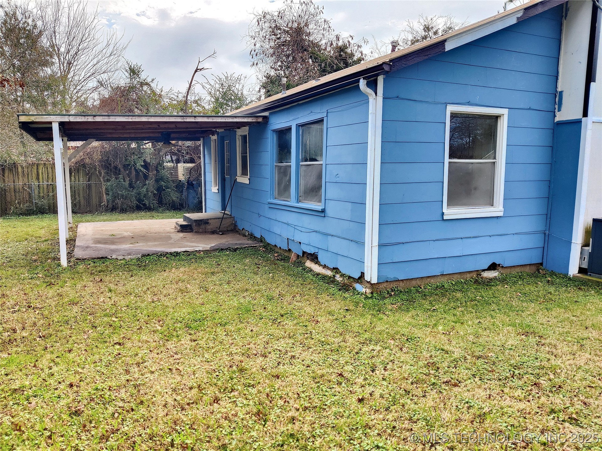 202 N East Avenue Property Photo 7